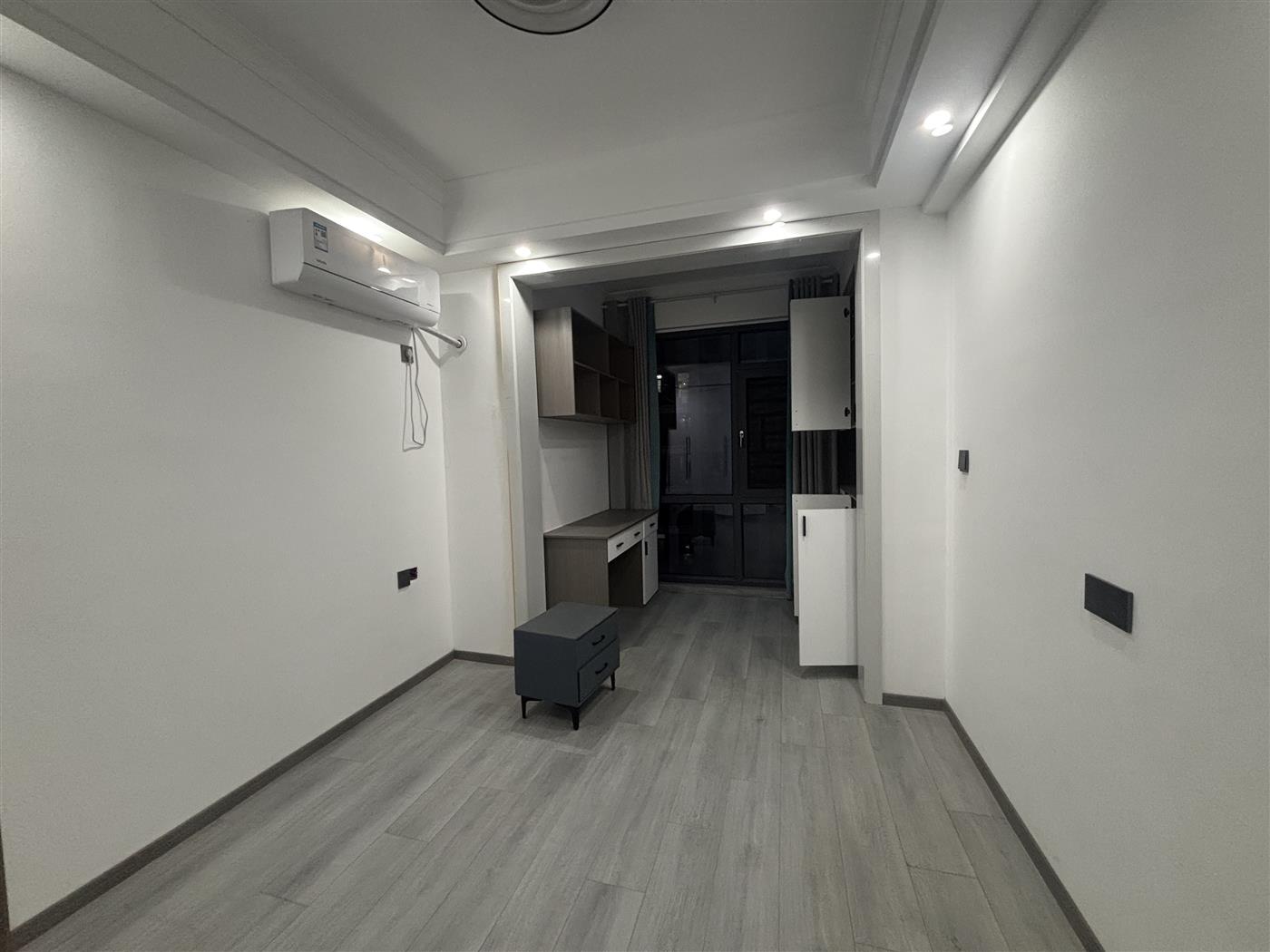 公园里学府专梯专户小高层，63.8万包过户