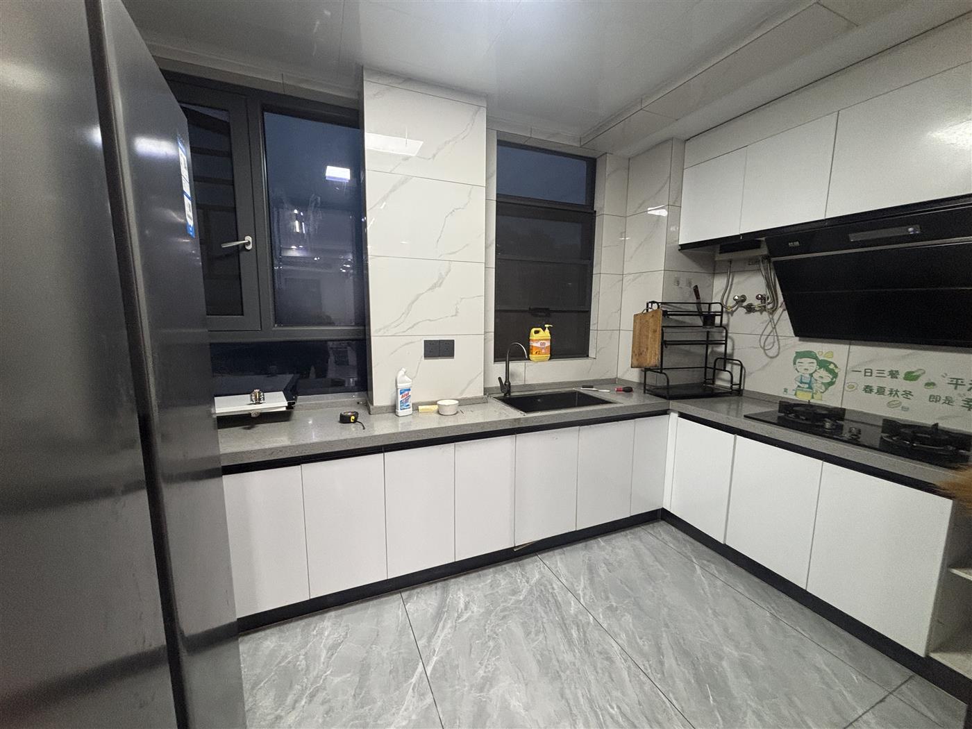 公园里学府专梯专户小高层，63.8万包过户