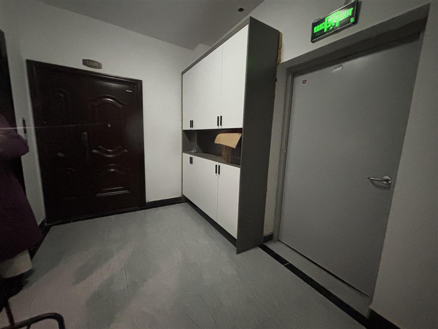 公园里学府专梯专户小高层，63.8万包过户