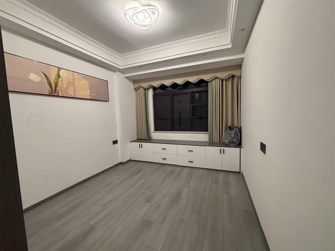 公园里学府专梯专户小高层，63.8万包过户