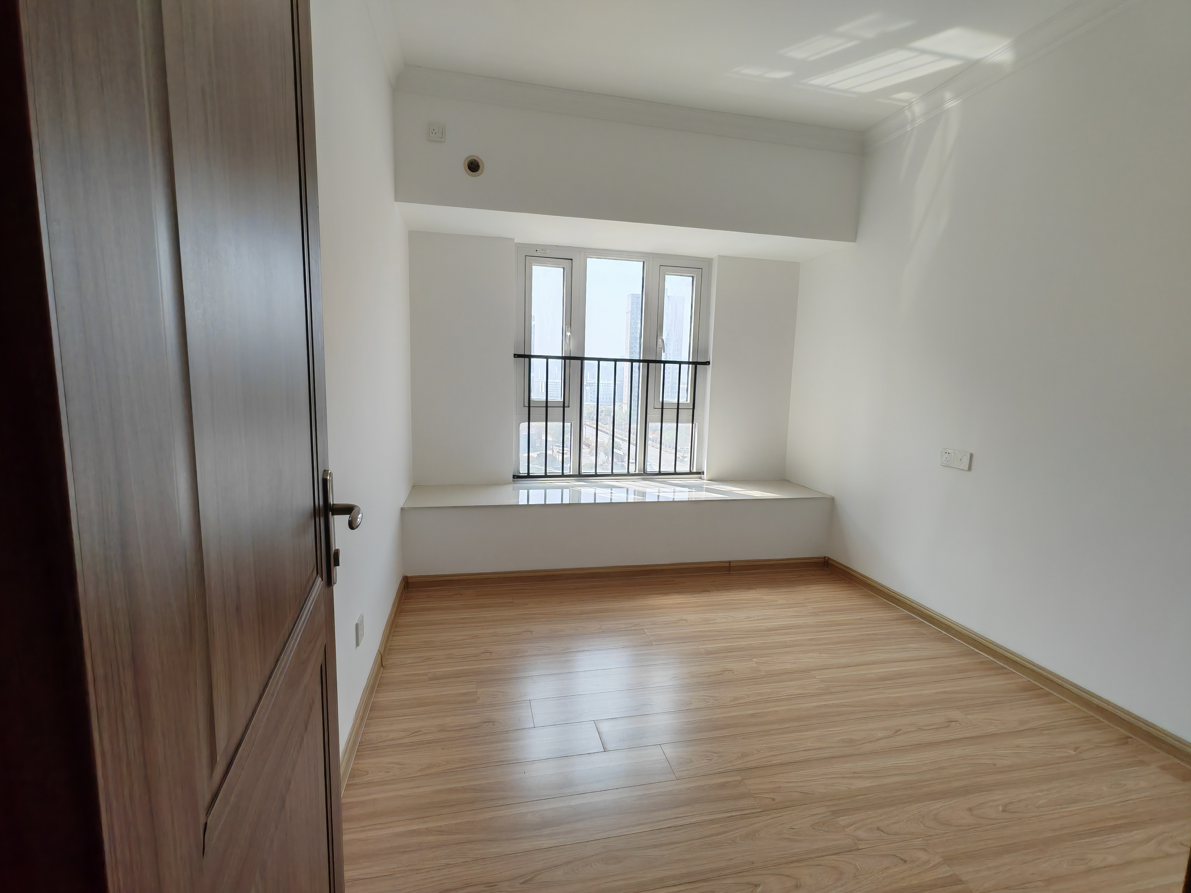 高铁片区赤壁碧桂园三室两厅两卫，10楼，52万，证满二年，有钥匙看房