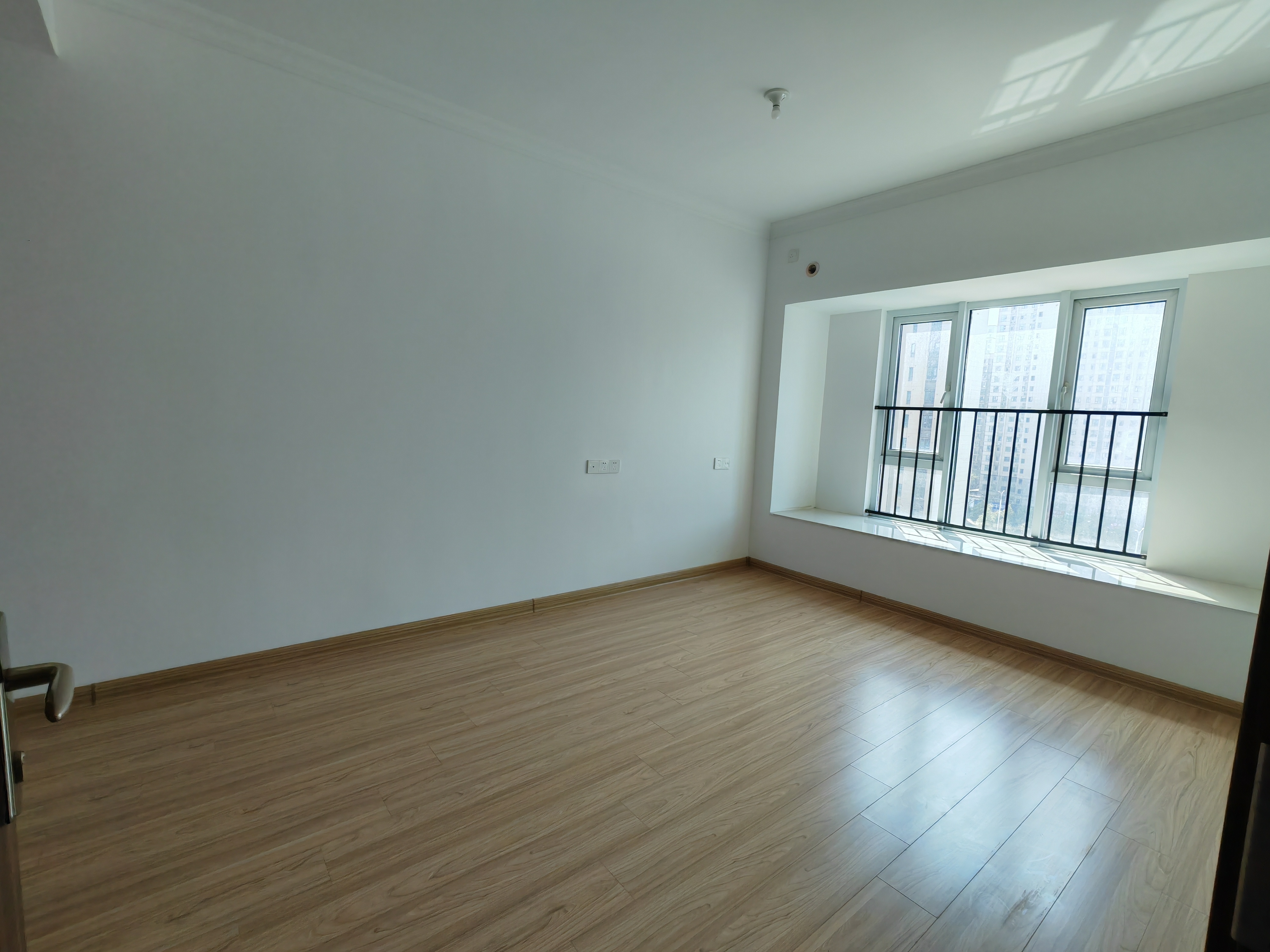 高铁片区赤壁碧桂园三室两厅两卫，10楼，52万，证满二年，有钥匙看房