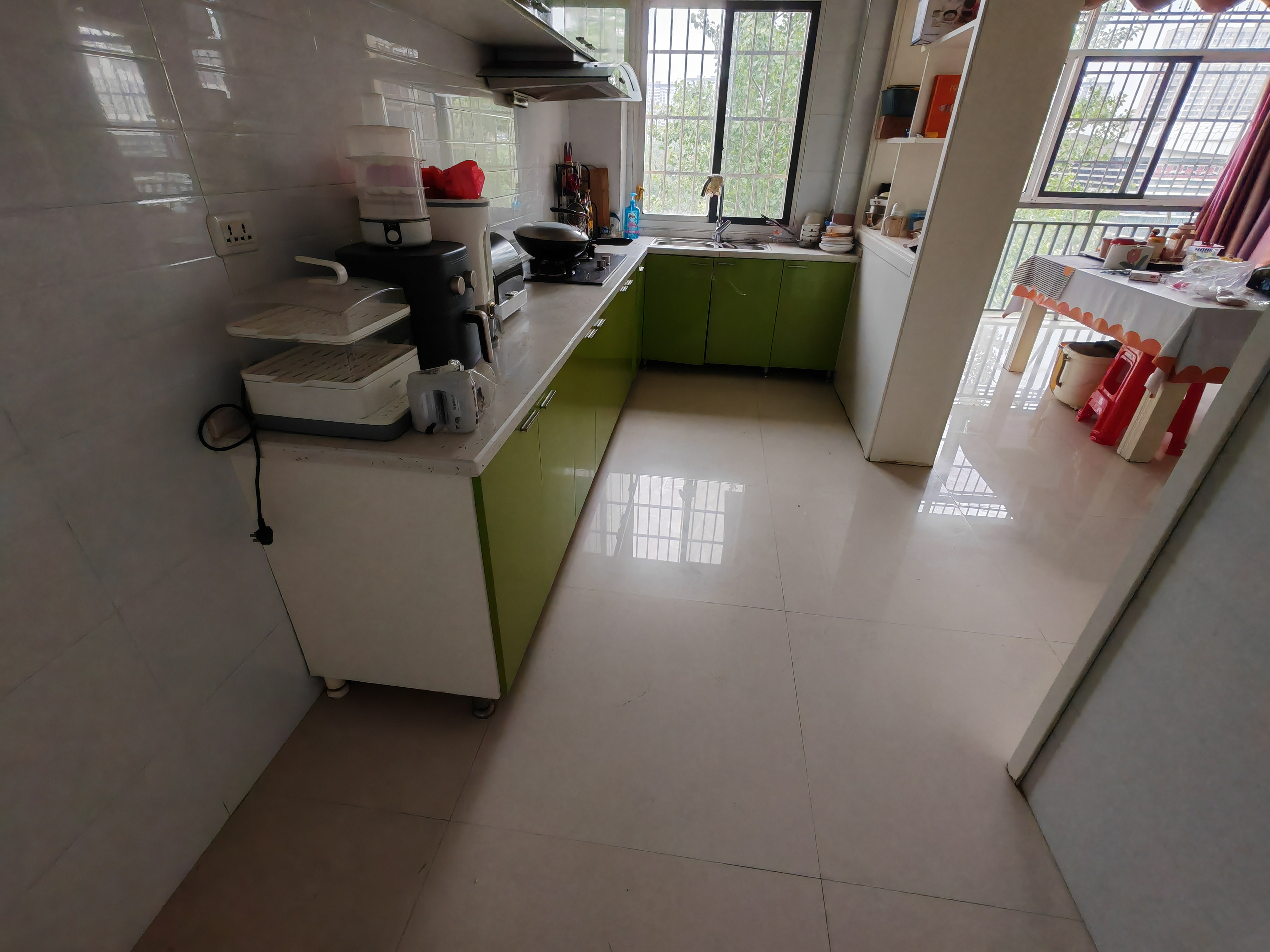 新区，139平，三室两厅两阳台，16万，5楼，急卖，有钥匙看房，看房电话18307150819