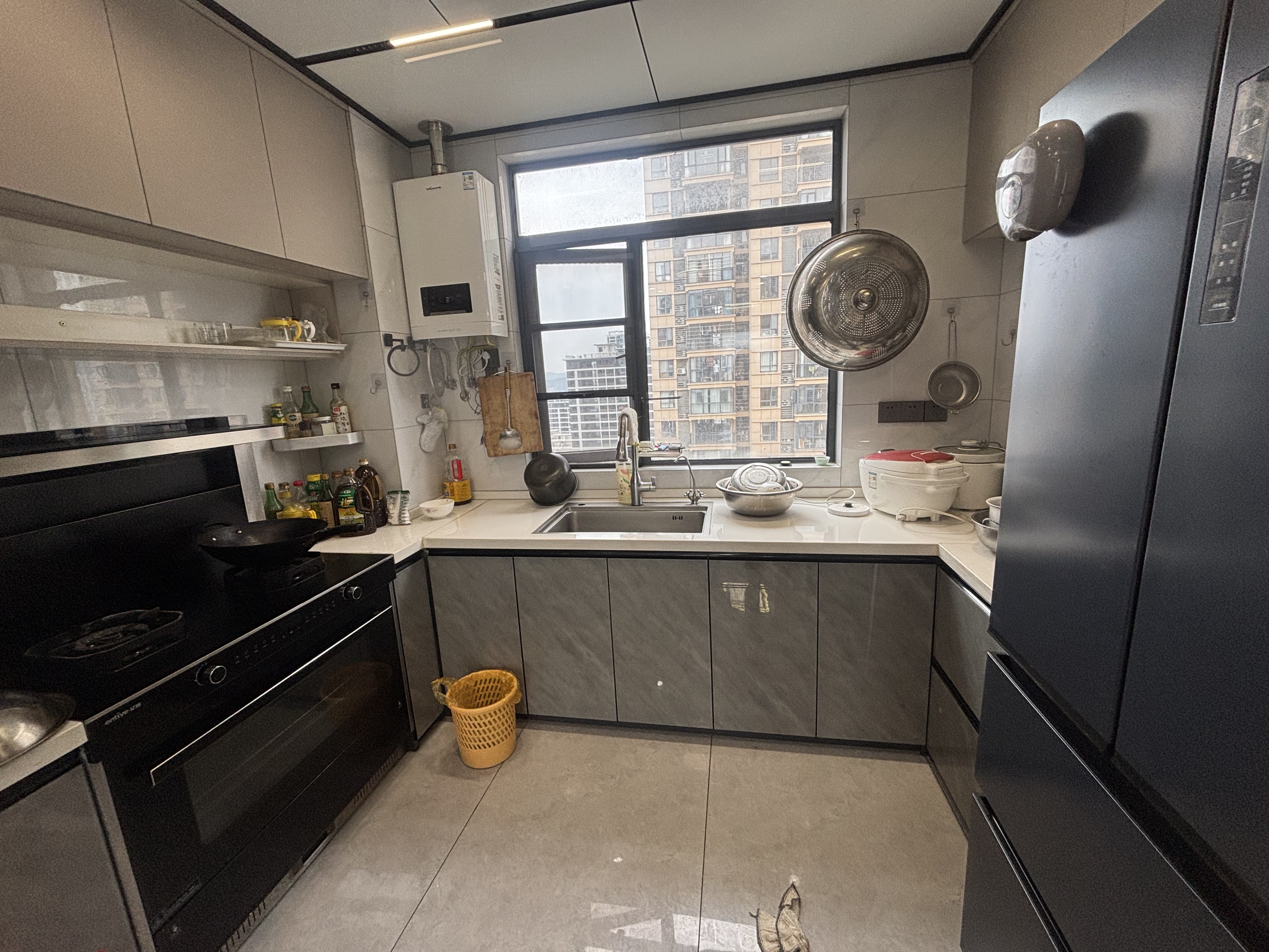 外国语对面同城上都精装修大三房，业主急售，看房方便，看房电话18307150819