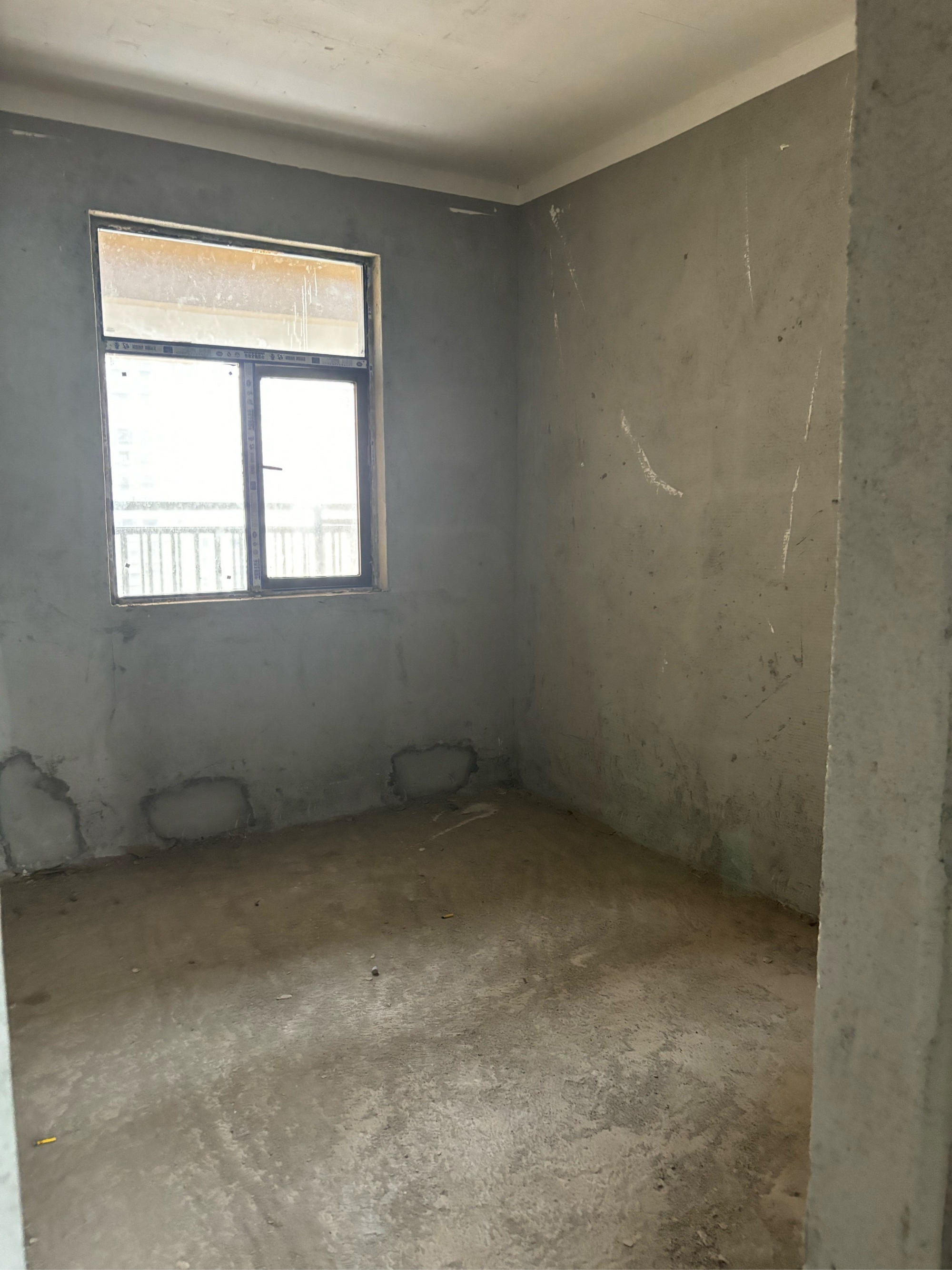 同城上都，3室2厅，毛坯房，价格美丽42万有钥匙。可以看房