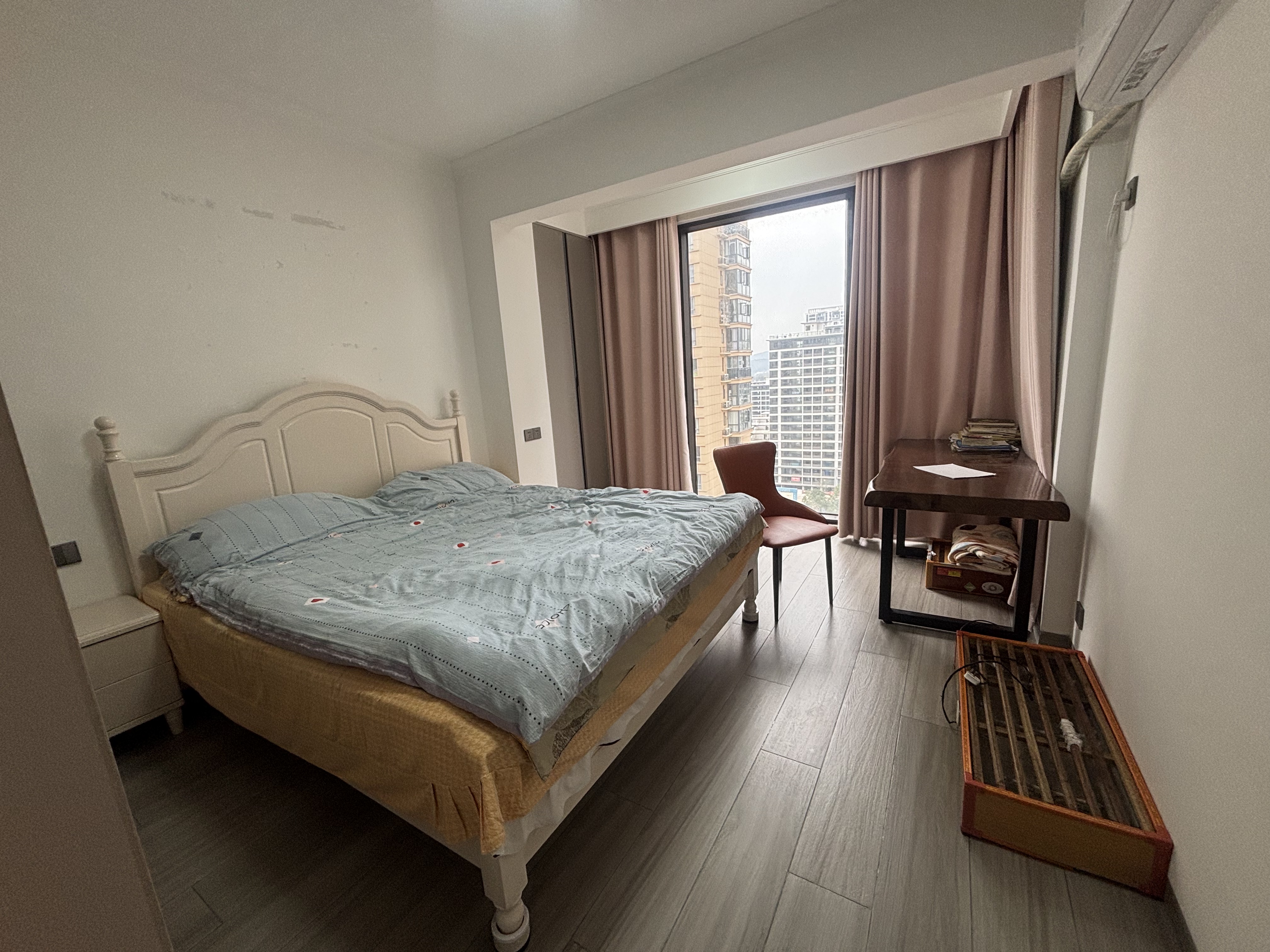 外国语对面同城上都精装修大三房，业主急售，看房方便，看房电话18307150819