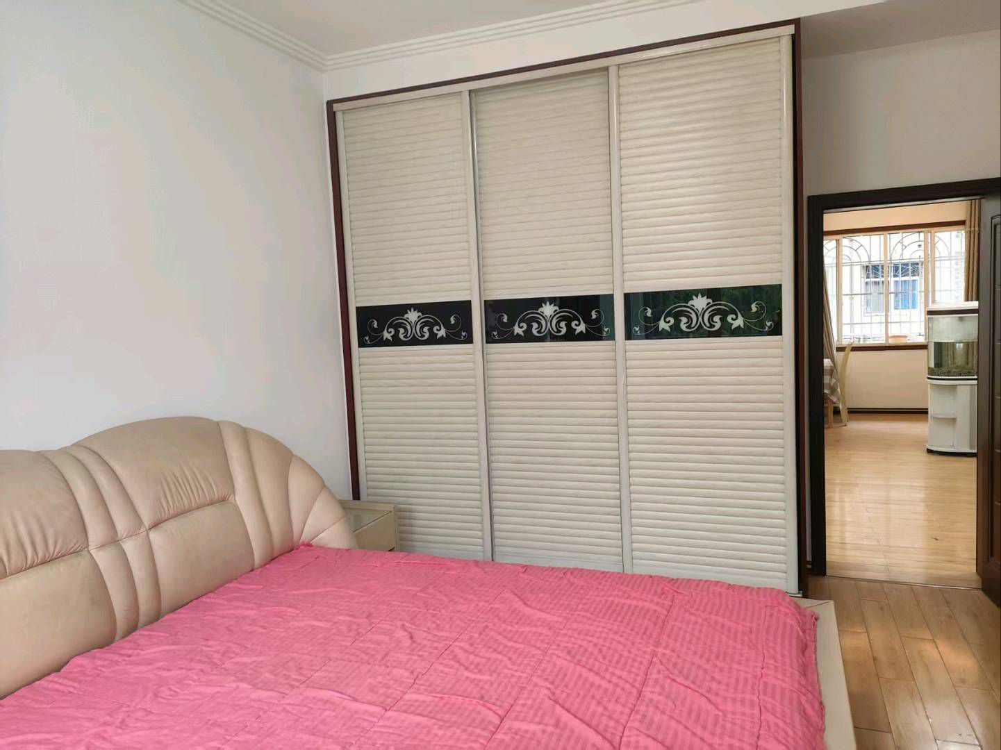 新福佳超市对面·二楼好房子出租·1000/月