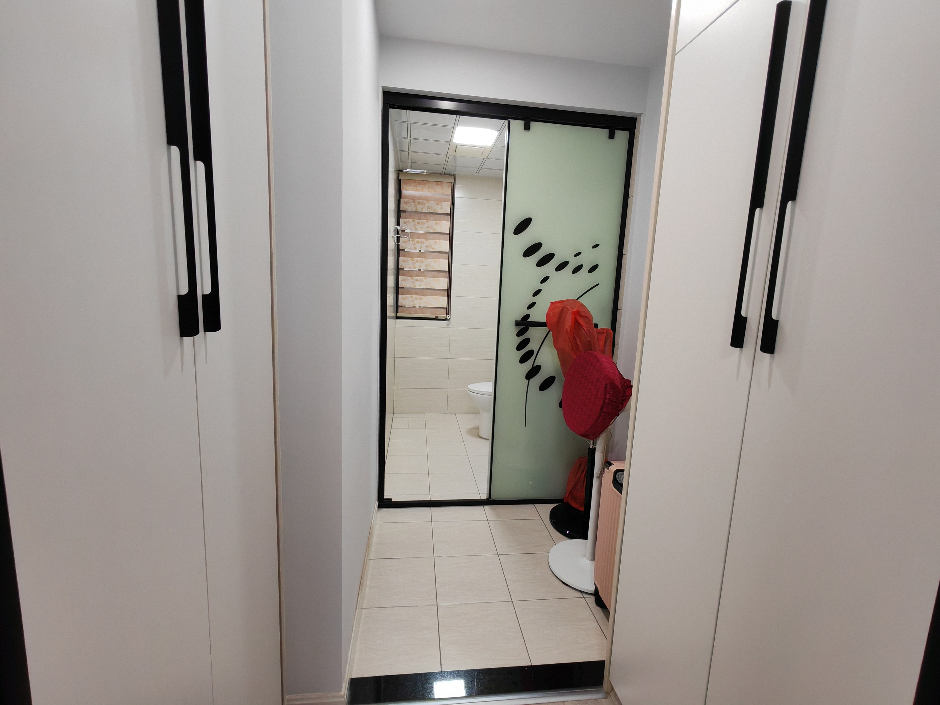 高铁站附近高铁明珠三室两厅两卫，坐北朝南户型，可做婚房，看房电话18307150819