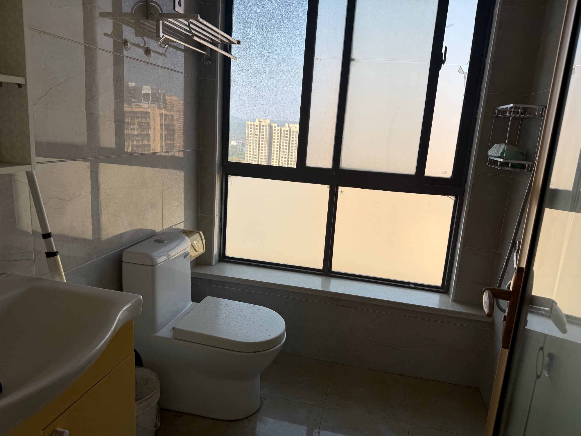 丰业盛世·四室两厅·精装修·好地段·出租2200/月