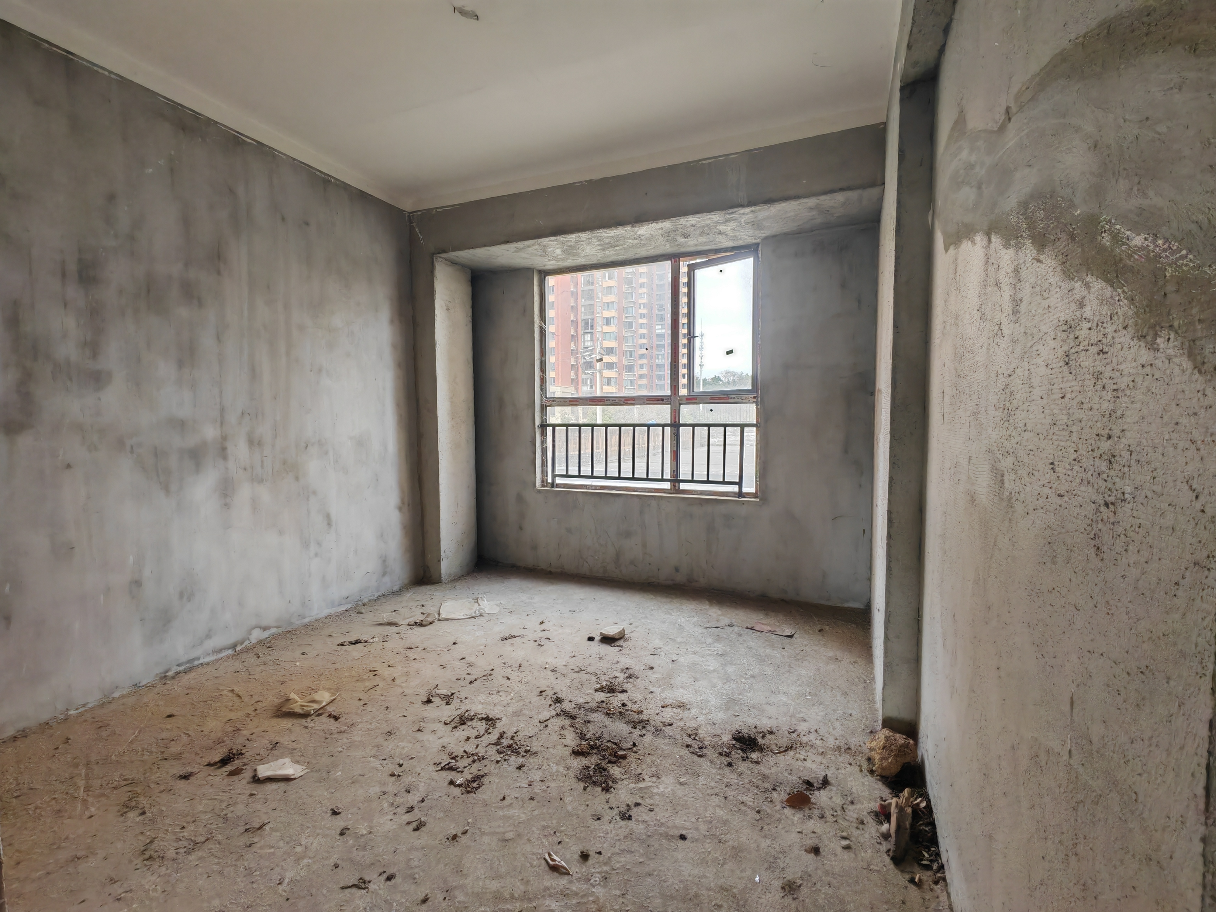 鹏成新都会带两个超大平台，四室两厅两卫，49万，急售，证件齐全，看房电话18307150819