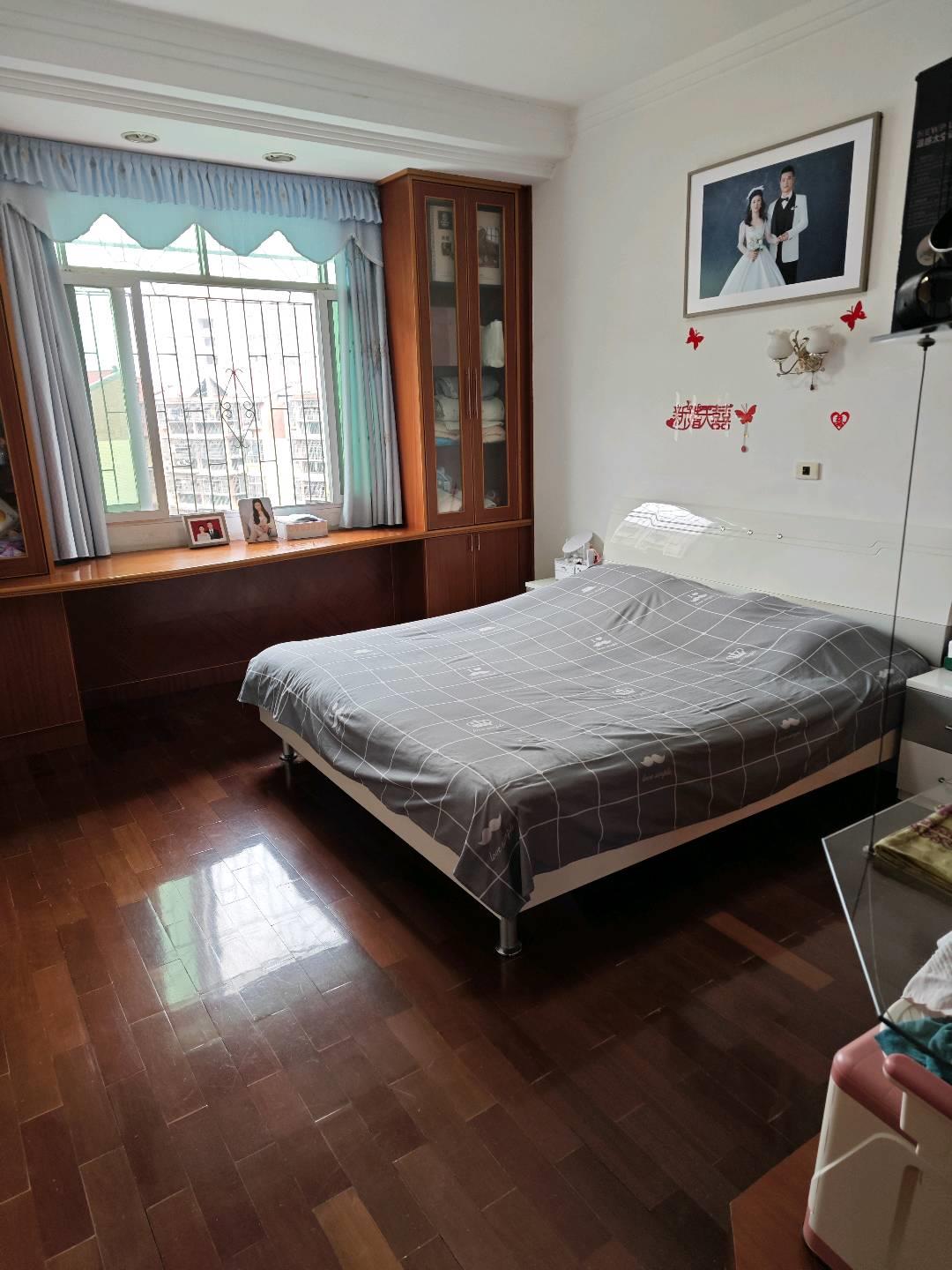 国贸附近种子公司楼梯房，三室两厅一卫，109平，19.8万，看房电话18307150819