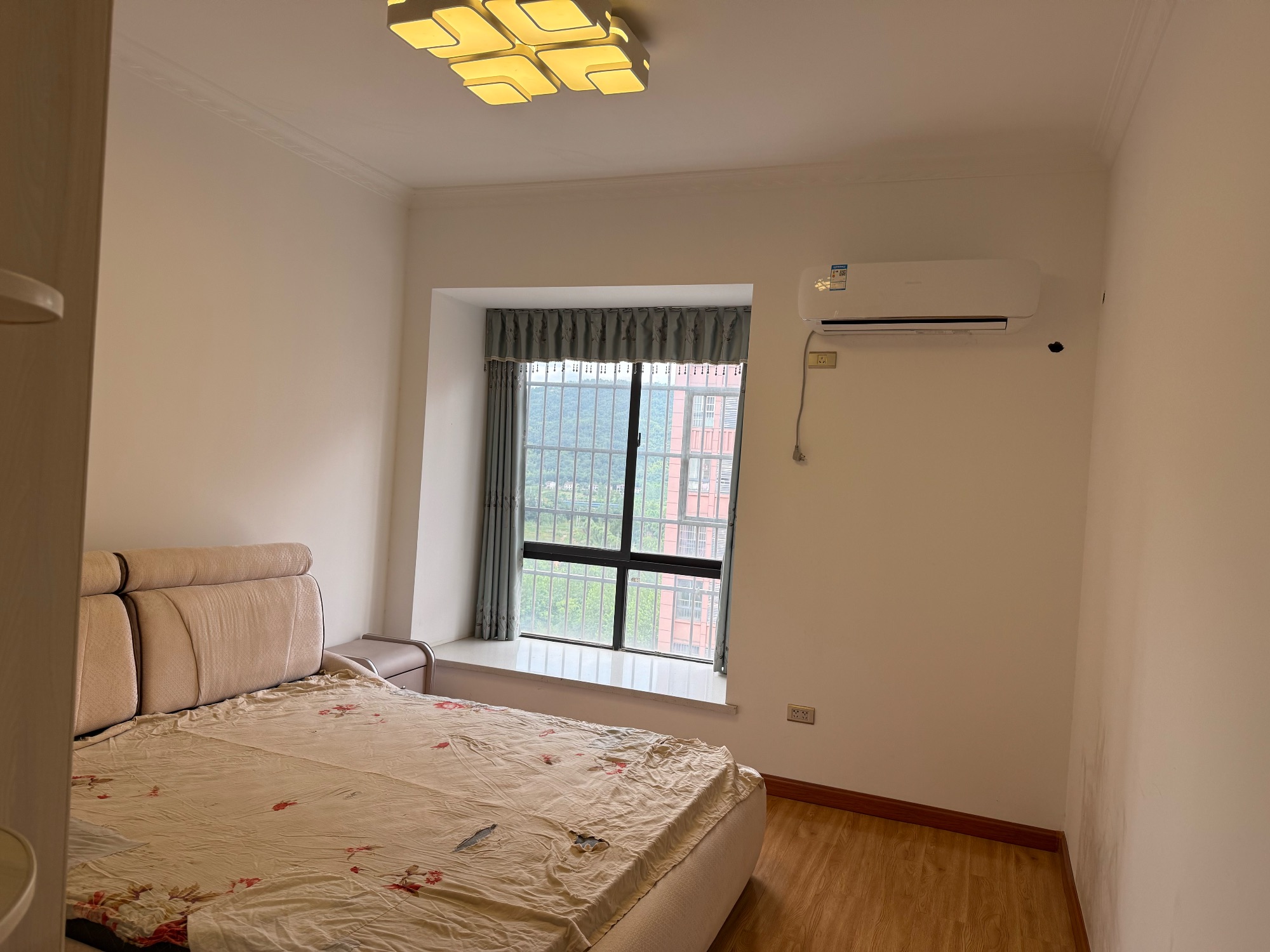 圣榮家苑·精裝修三房·可以拎包入住租1600/月