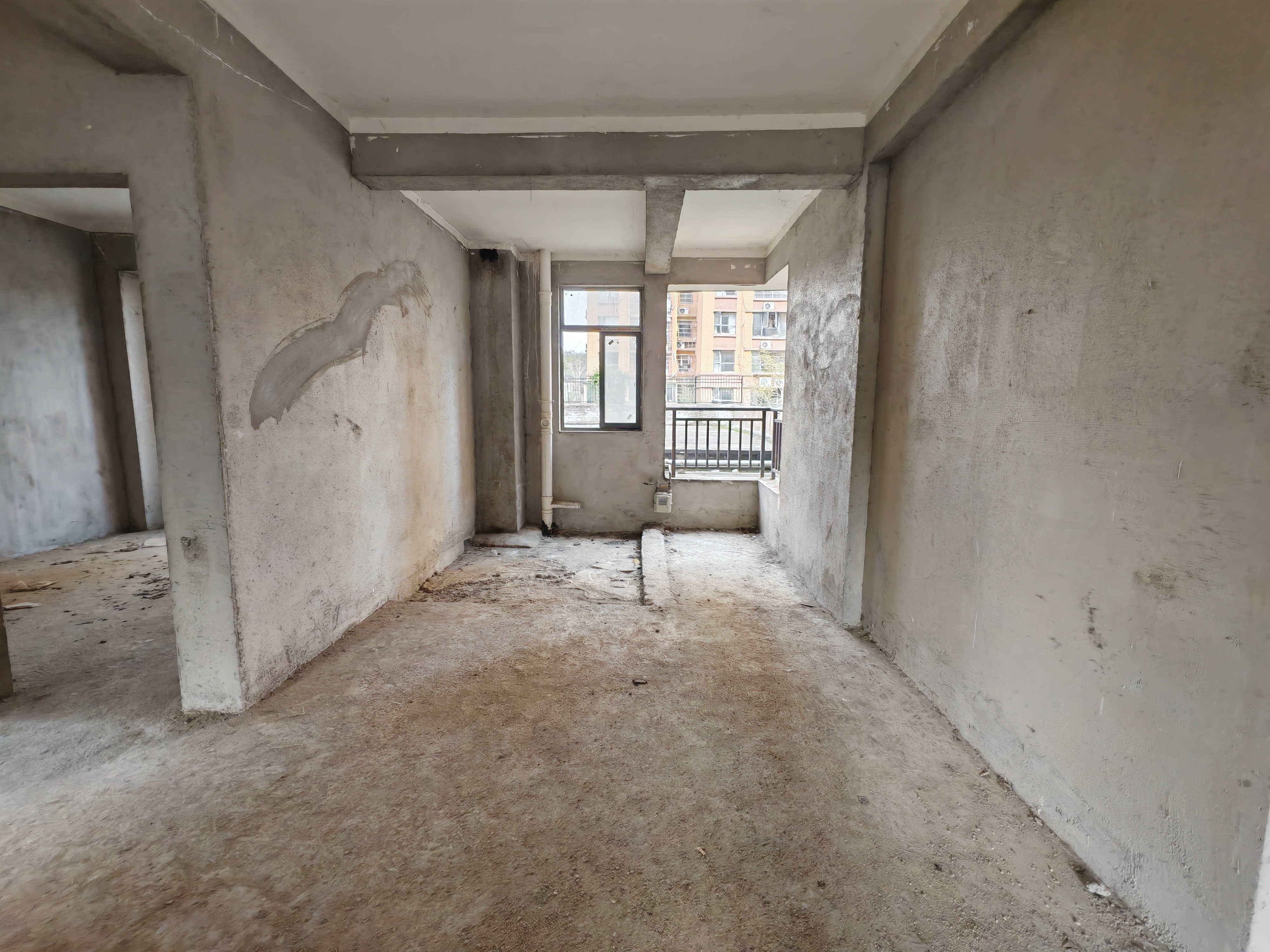 鹏成新都会带两个超大平台，四室两厅两卫，49万，急售，证件齐全，看房电话18307150819