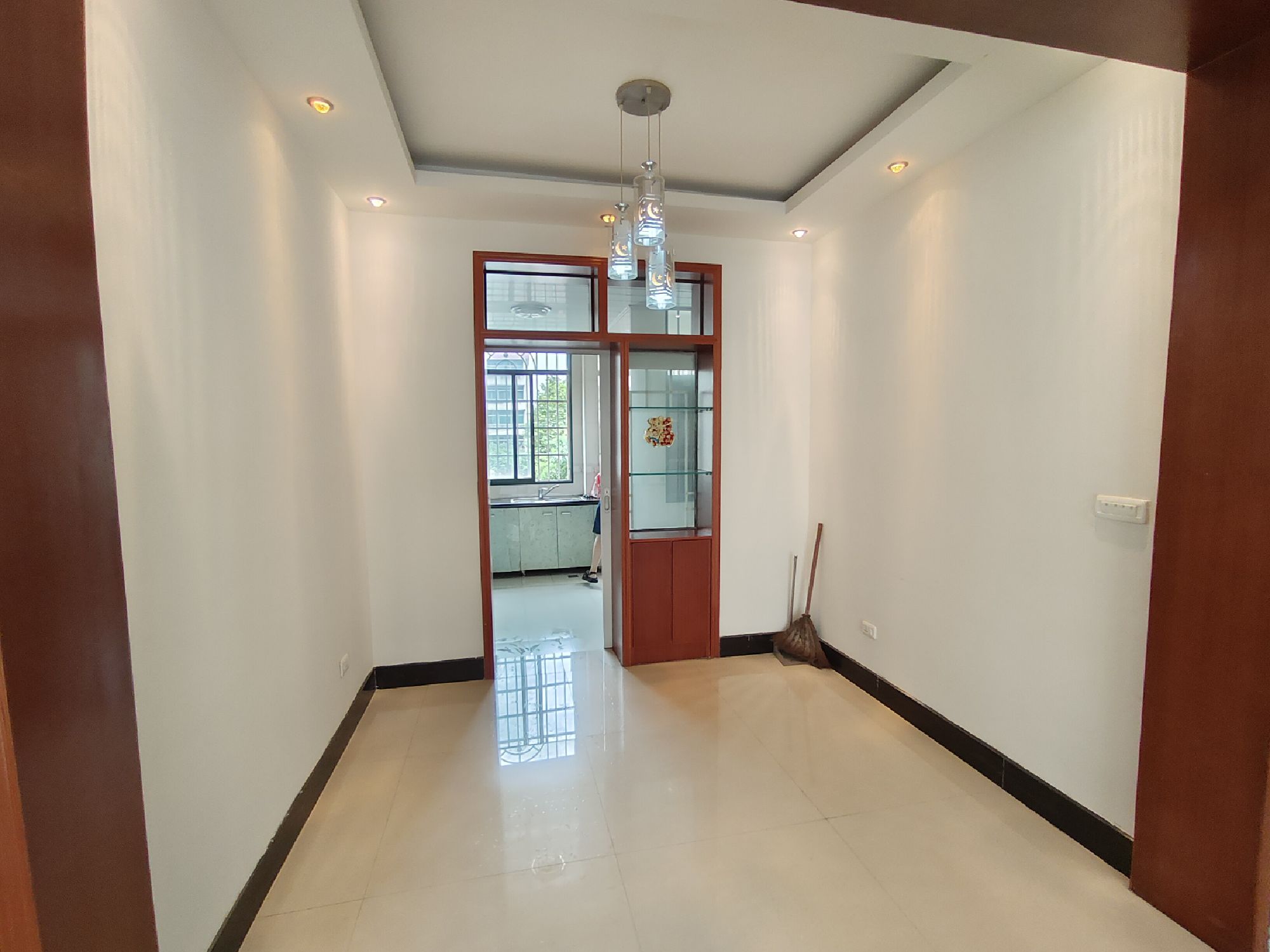 怡景花园·2室2厅·中间楼层，拎包入住，有钥匙，价格27万