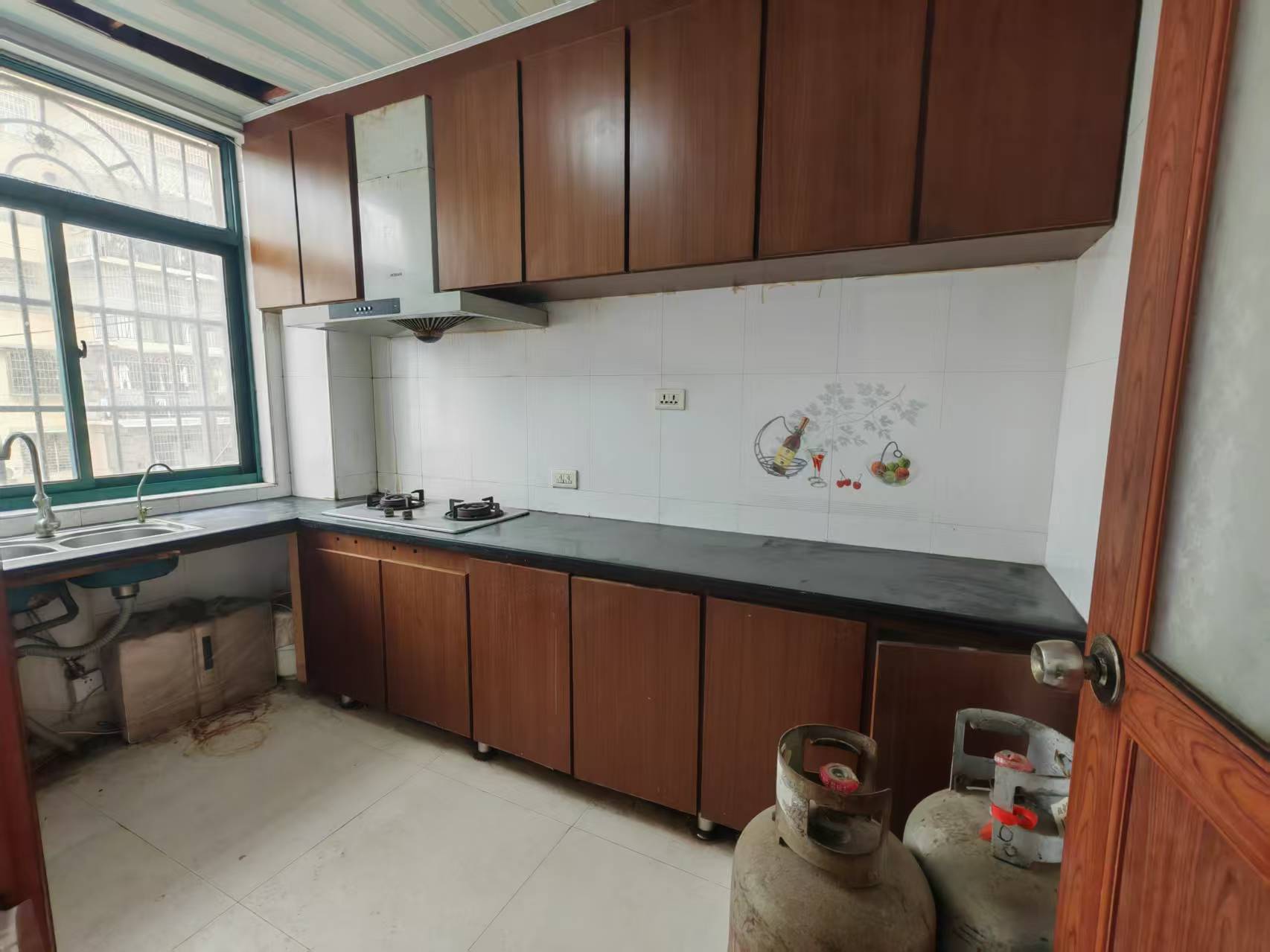 二中斜对面金江锦绣园楼梯房，金三银四好楼层，可以过户，业主急售，看房电话18307150819