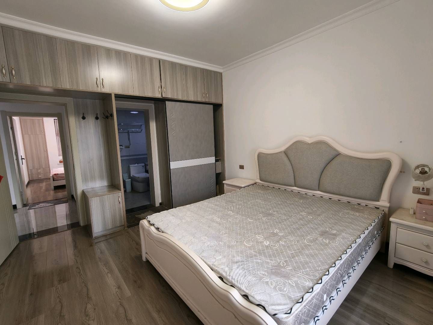 永邦欧洲城·步梯6楼·房子装修不错··不介意楼层的来·租1300/月