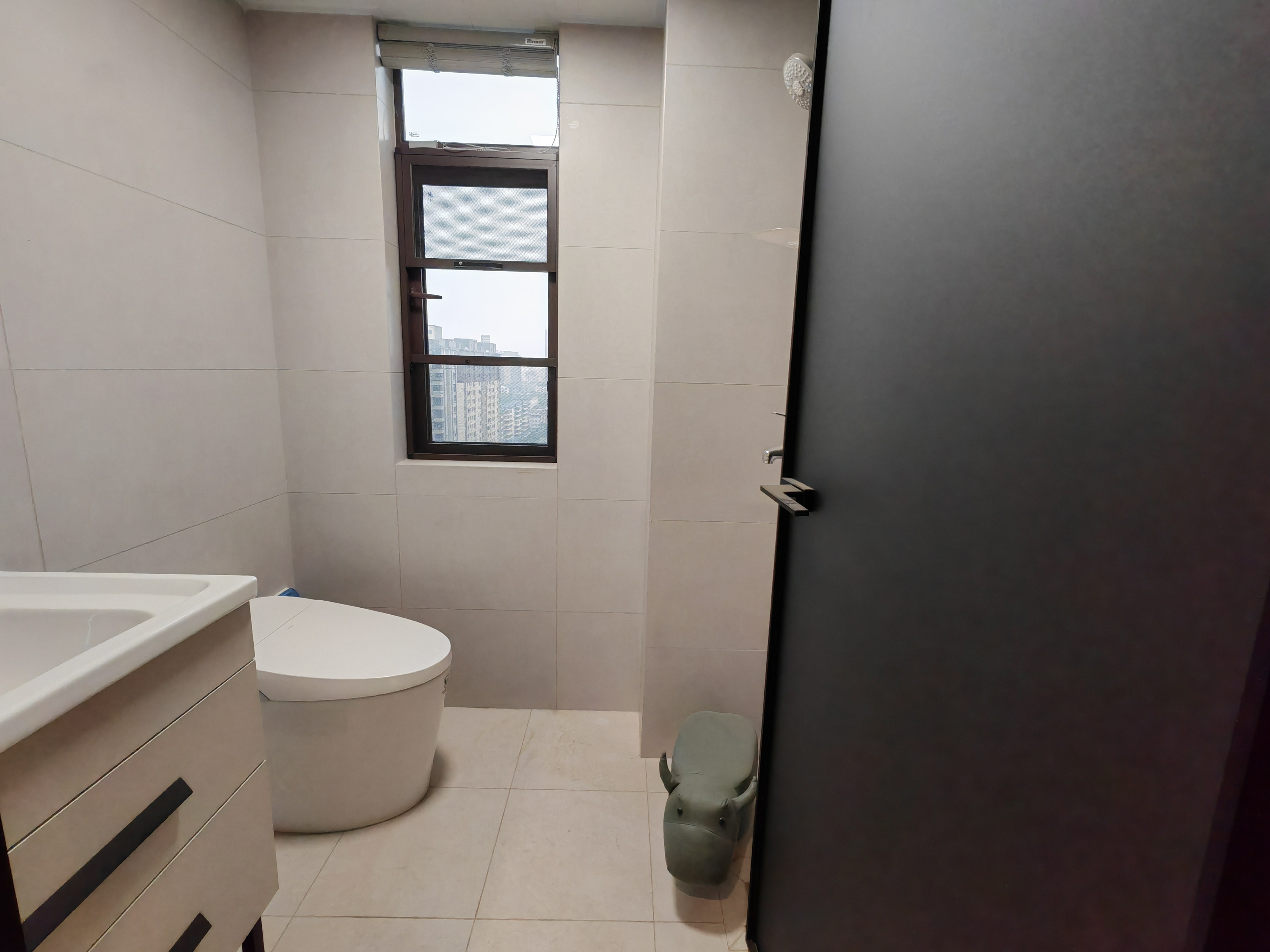 鹏成清华府专梯专户精装修大三室两厅两卫，南北通透户型看房方便，看房电话18307150819