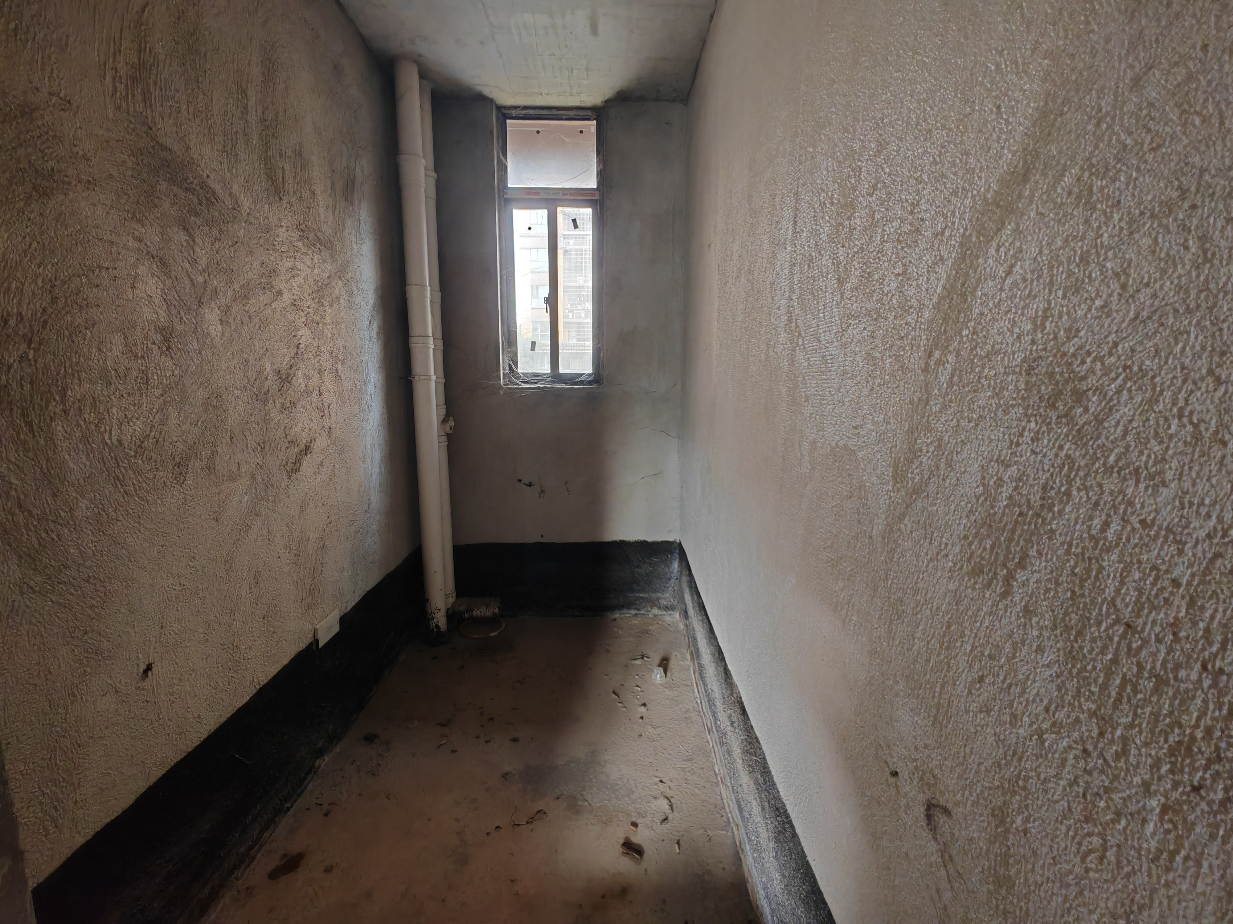 鹏成新都会带两个超大平台，四室两厅两卫，49万，急售，证件齐全，看房电话18307150819