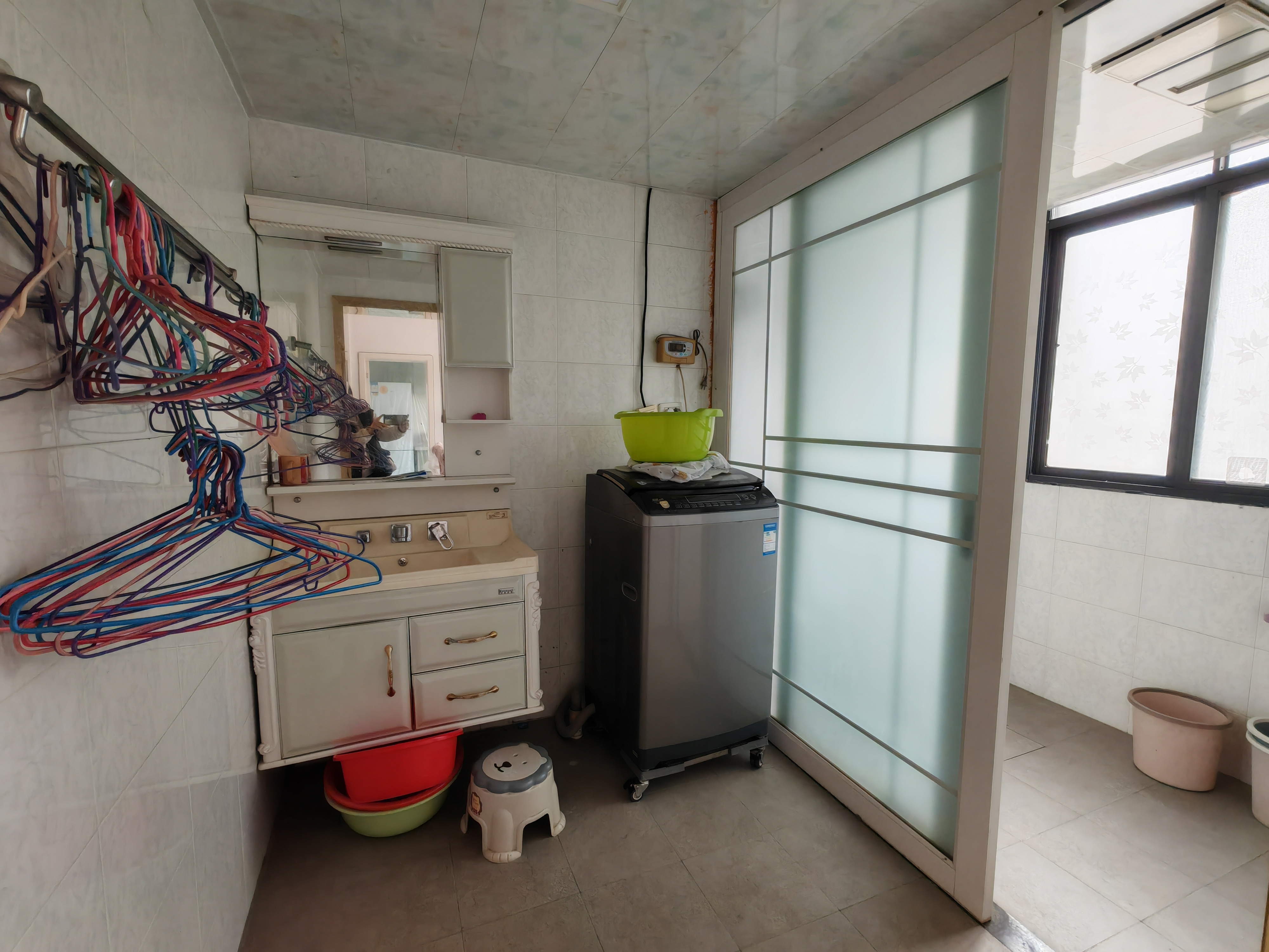 国道变电站旁边天佑小区5楼。124平带车库28万，拎包入住，满五一,看房电话18307150819