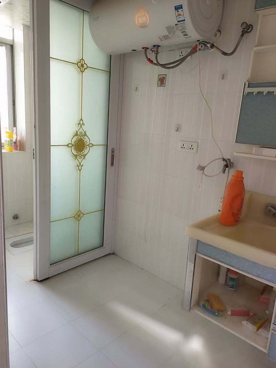 清泉公园郡都旁边三室两厅出租，800一个月，看房方便，联系电话18307150819