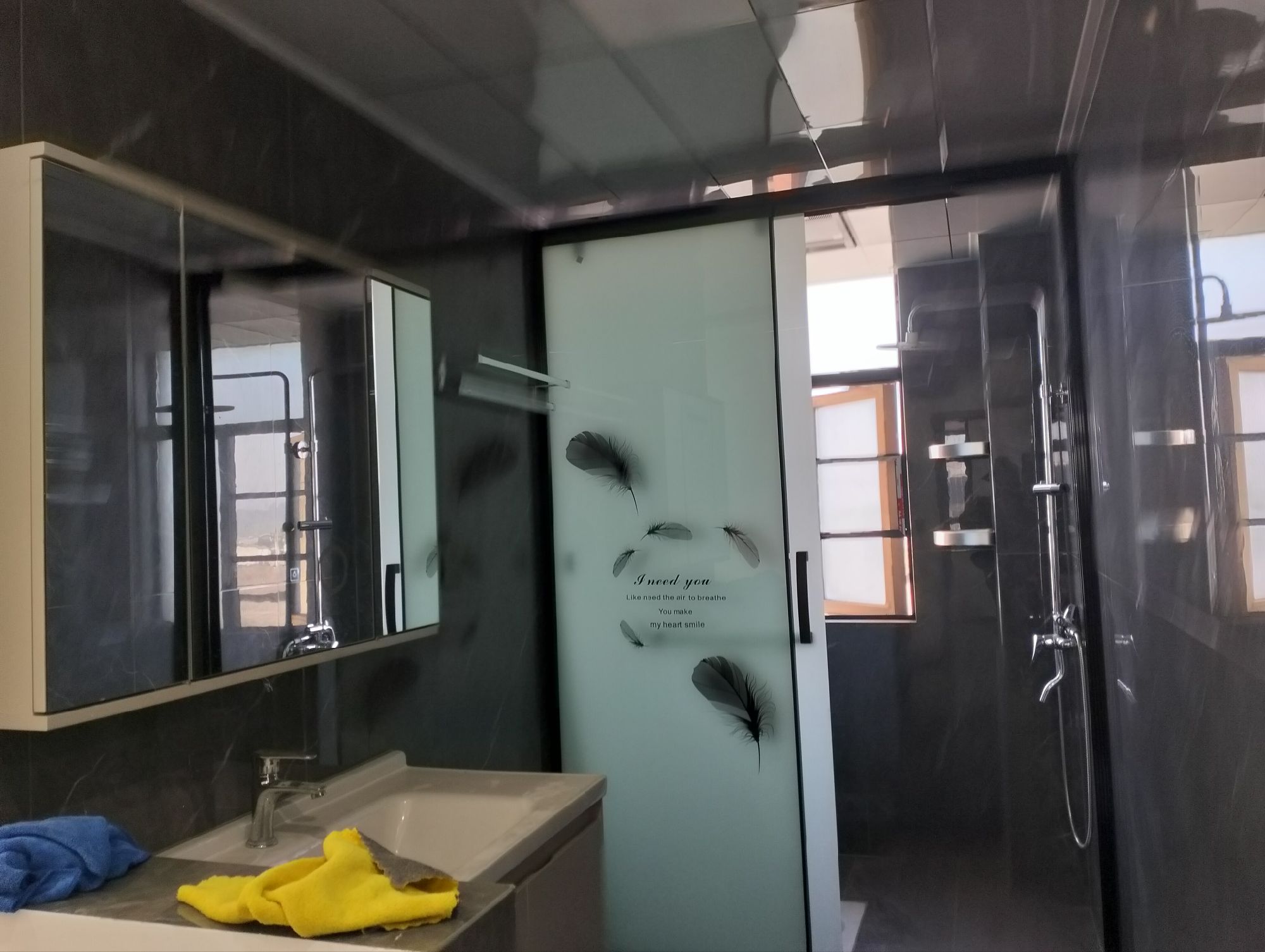 近水楼台·三房两厅·南北通透户型·全新装修一天未住售：65万