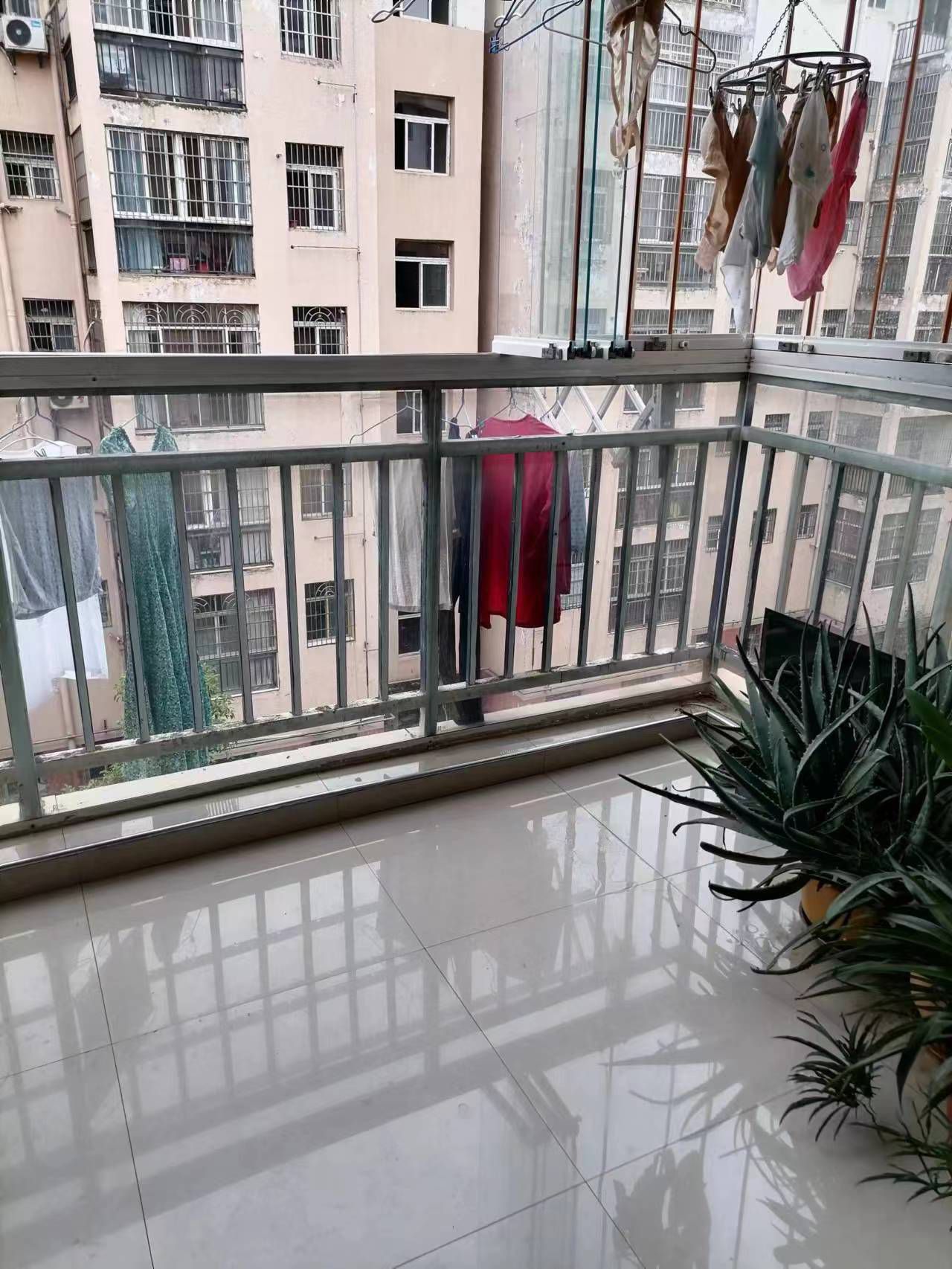 明尚精英·三室两厅·中间好楼层·带车库一起40万