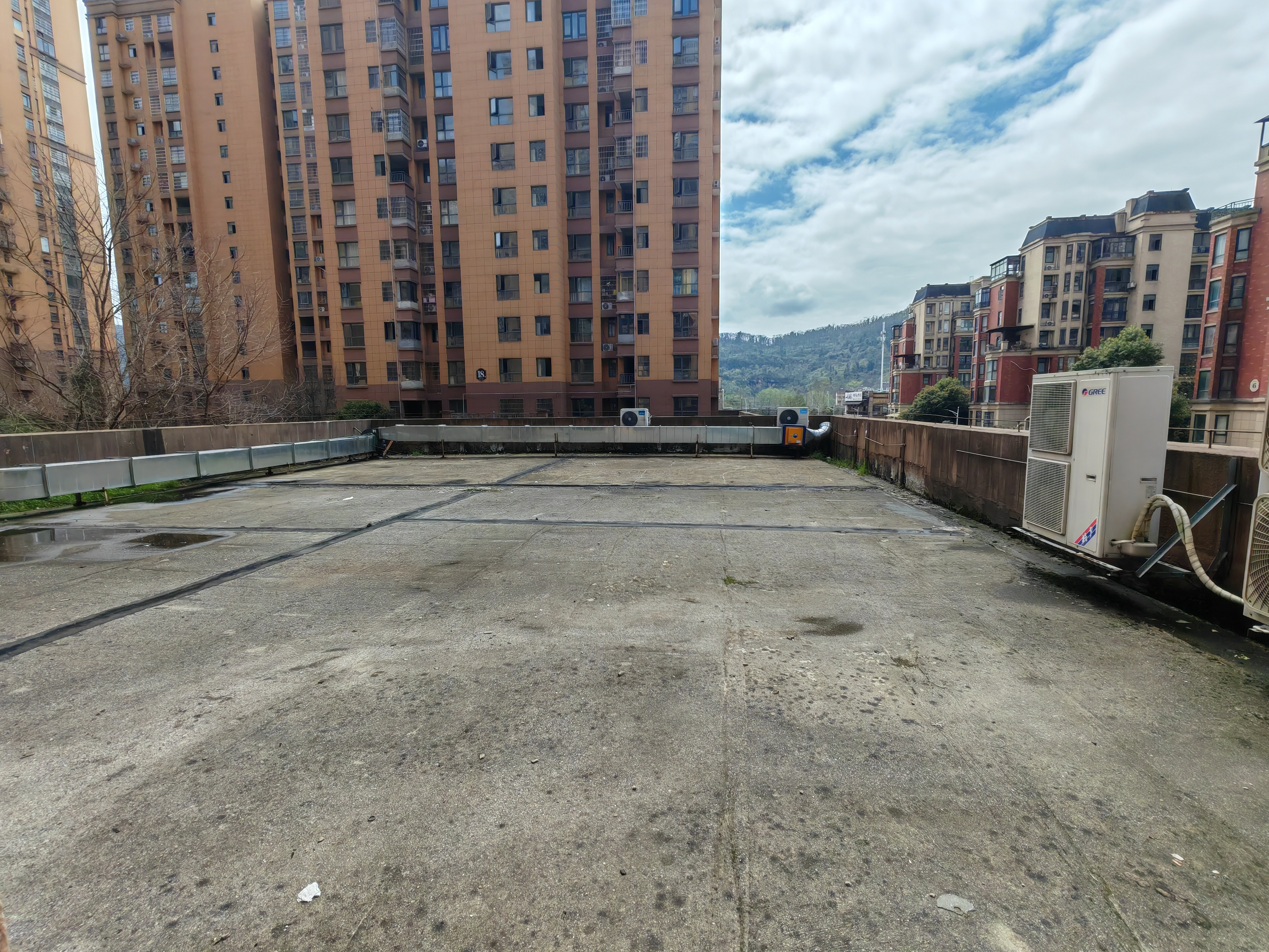 鹏成新都会带两个超大平台，四室两厅两卫，49万，急售，证件齐全，看房电话18307150819