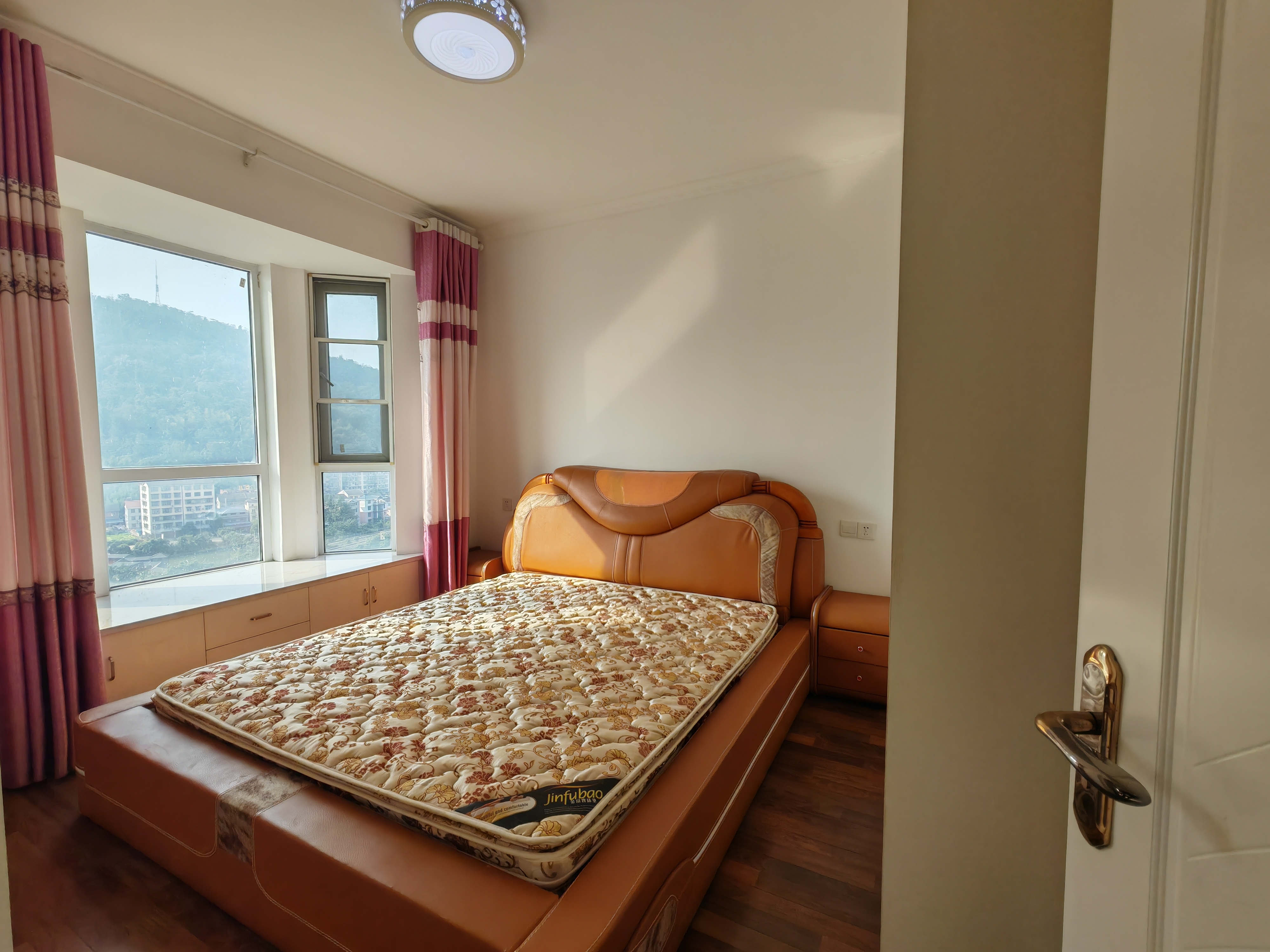 塞纳河畔1700包物业3室2厅配套齐全精装修电梯房，看房电话18307150819