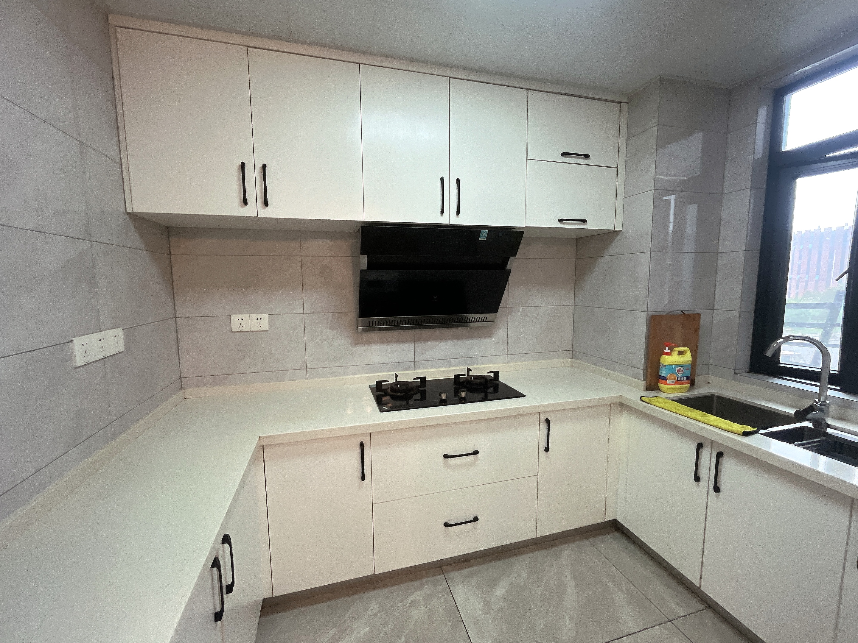 雍景新城三室两厅两卫，南边通透，精装修，1800一个月，看房电话18307150819