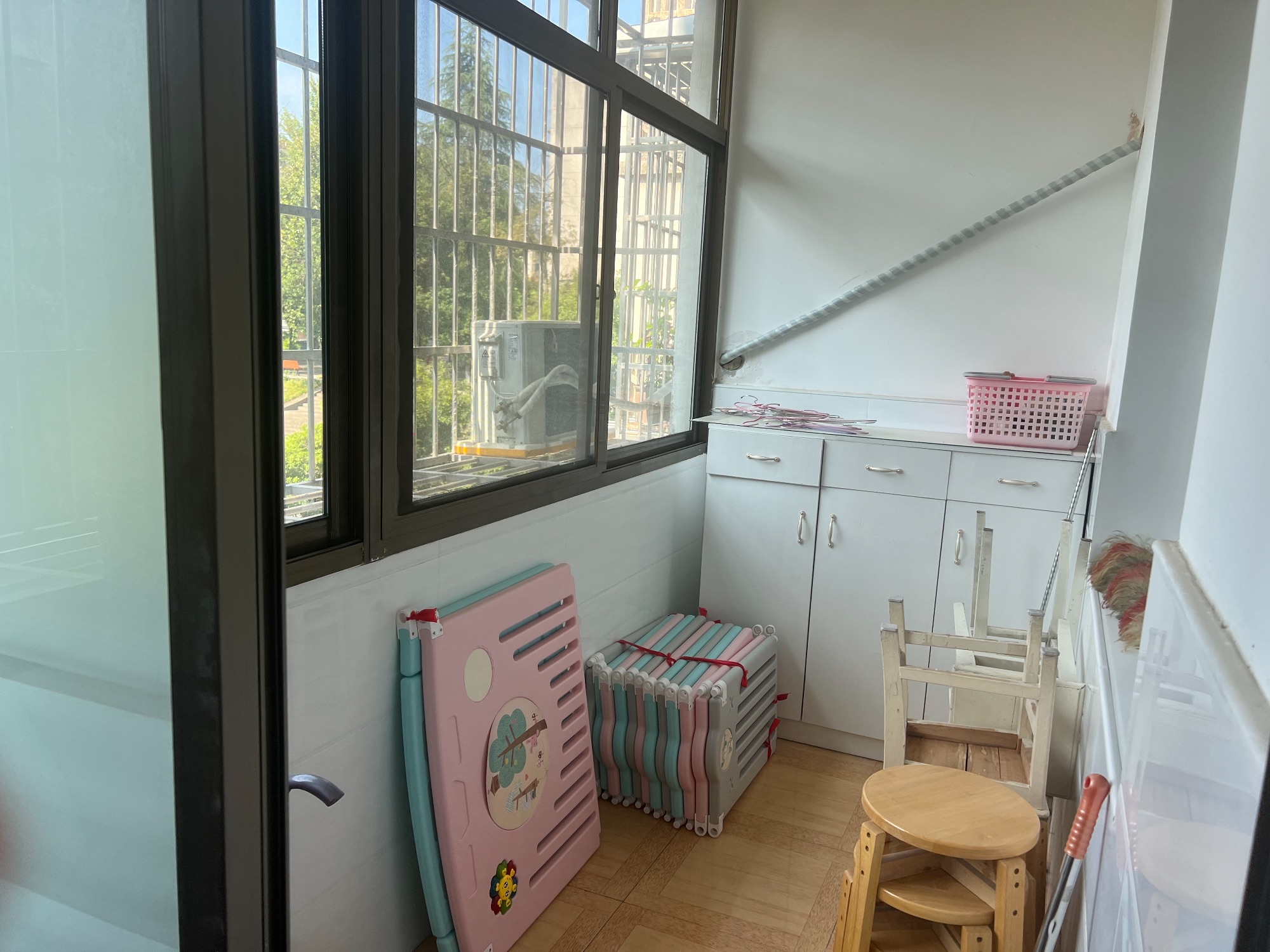 新区财政局单位房·2楼·三室两厅·已翻新几年·可以直接入住1300/月