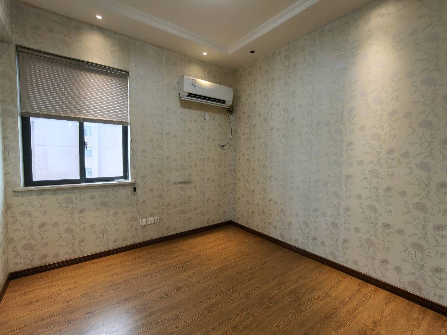 赤壁印象5号公馆·好地段的三居室·116平·8成新·房东外地定居闲置卖53万好楼层