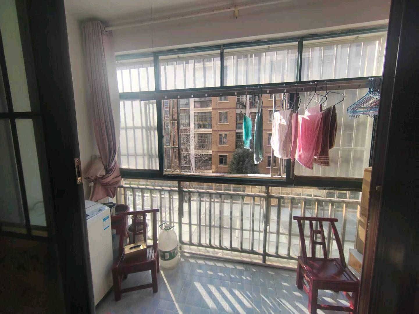 郡都小区小高层电梯·精装修三居室·诚意出租1400/月