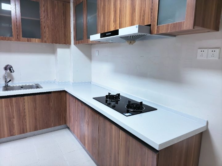 秀兰御府·精装修三室两厅·出租1600/月在新一中旁边