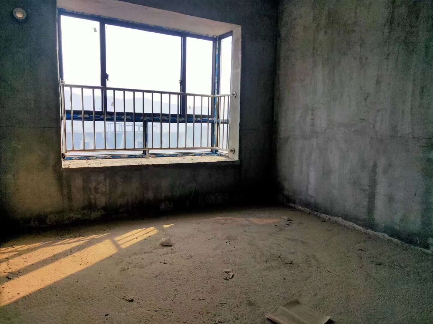 赤壁印象95平米三房二廳，好樓層，如不是房東要在外購(gòu)房，誰(shuí)舍得39萬(wàn)賣(mài)呀！