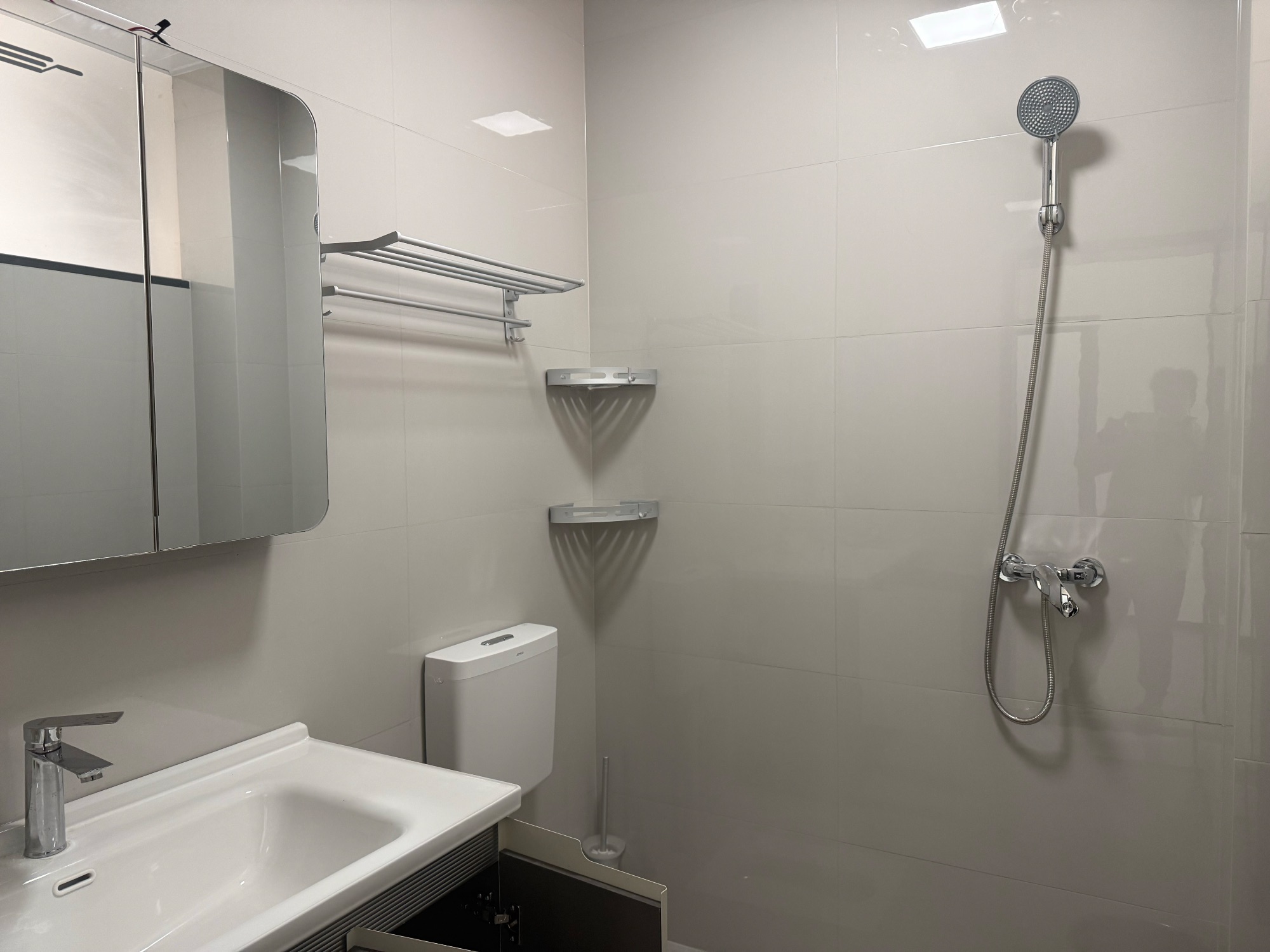 火车站小区·步梯四楼·两室两厅·好房出租1000/月