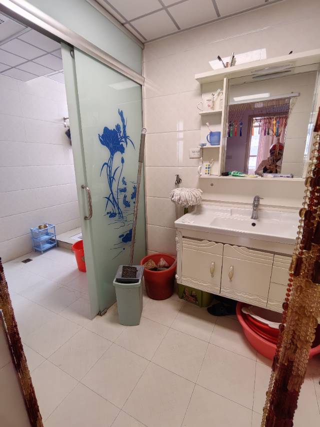 石油公司。131平，带一楼车库出售。证件满二