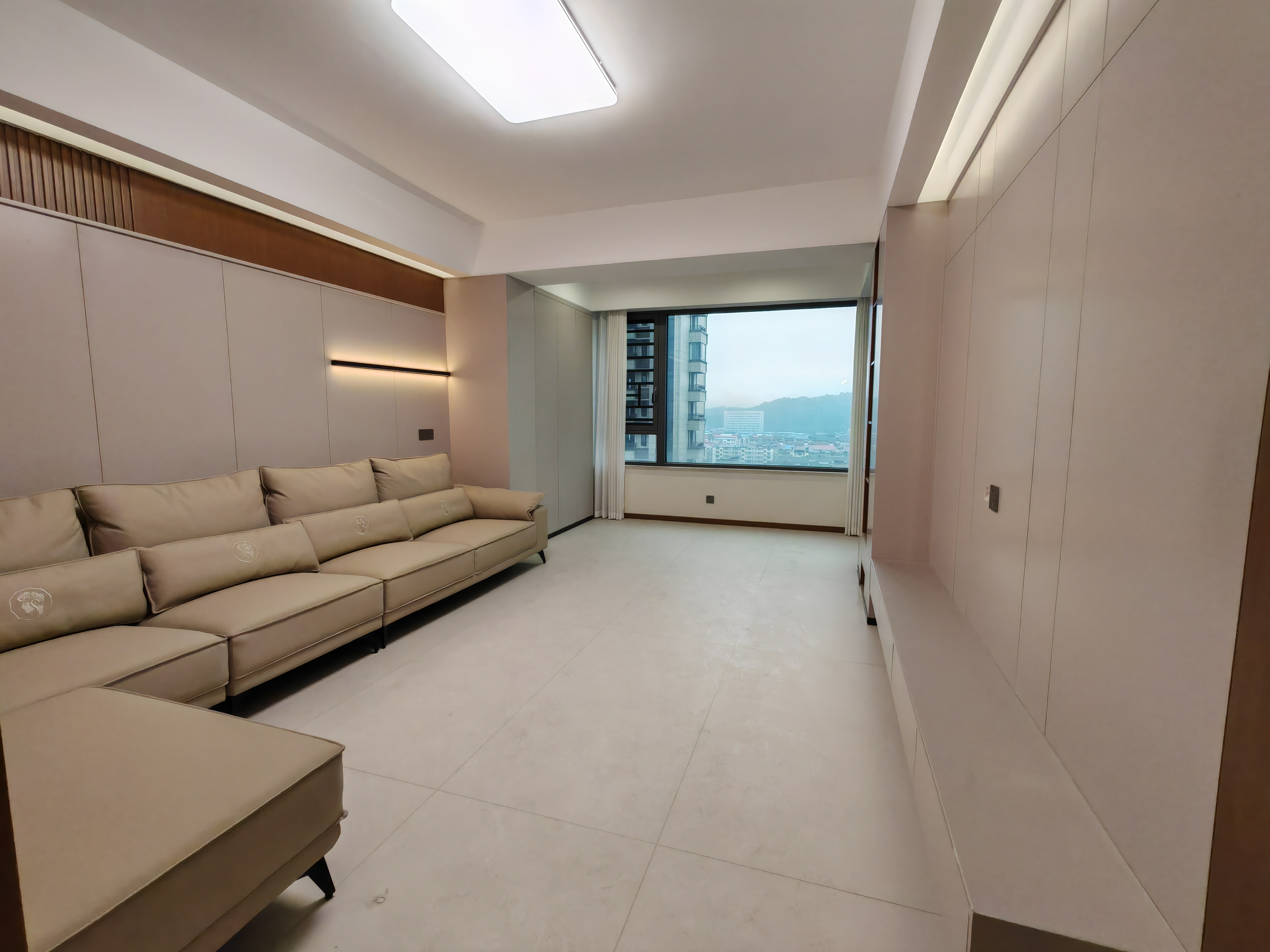 鹏成清华府专梯专户精装修大三室两厅两卫，南北通透户型看房方便，看房电话18307150819