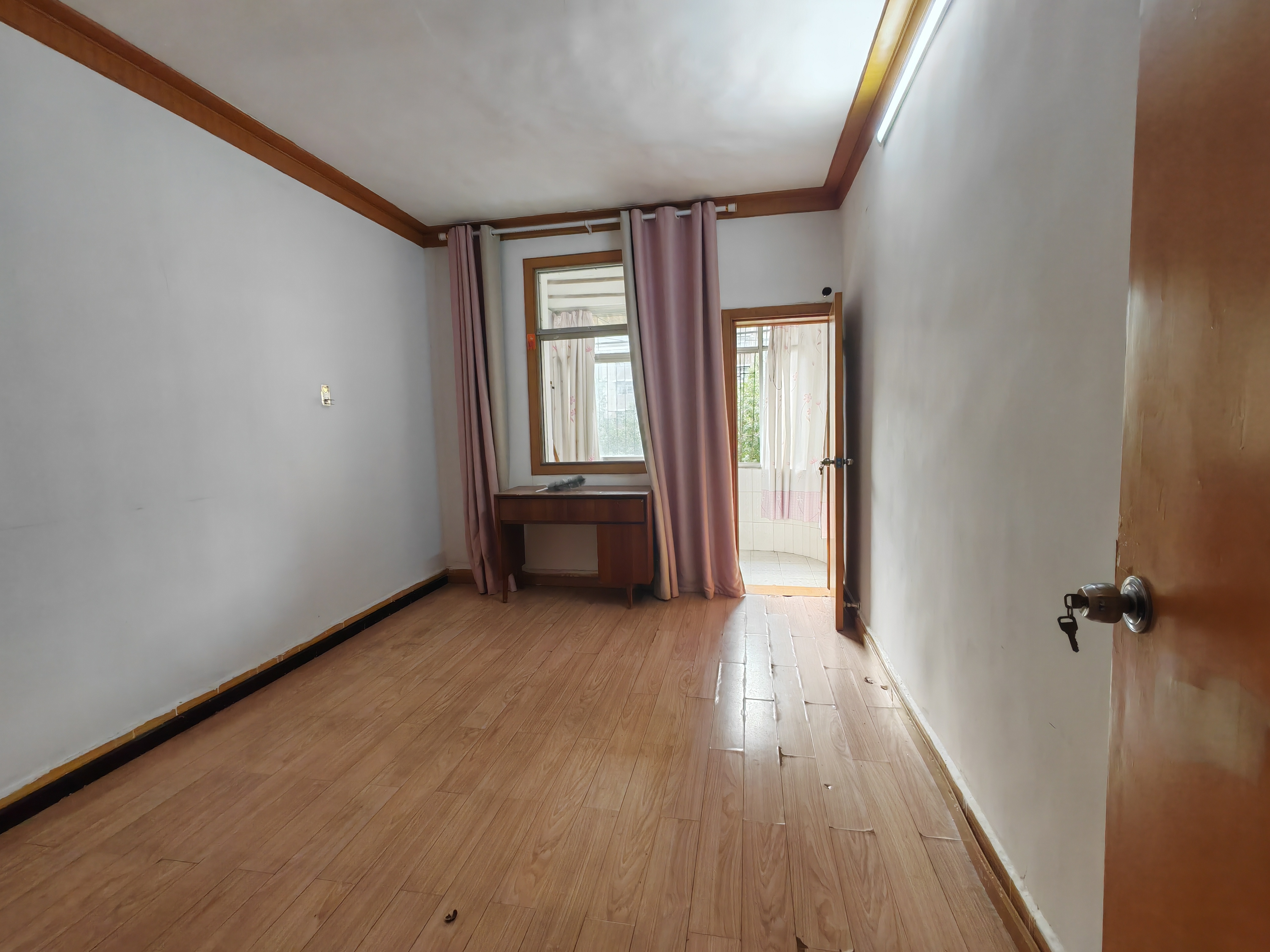 国贸附近针织小区大两房，17万，不动产在手，采光好，商圈便利,看房电话18307150819