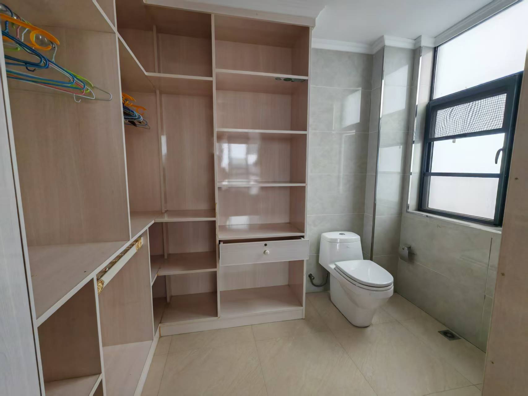 领秀城大三室两厅，138平，55万，五小五中，有证，看房电话18307150819