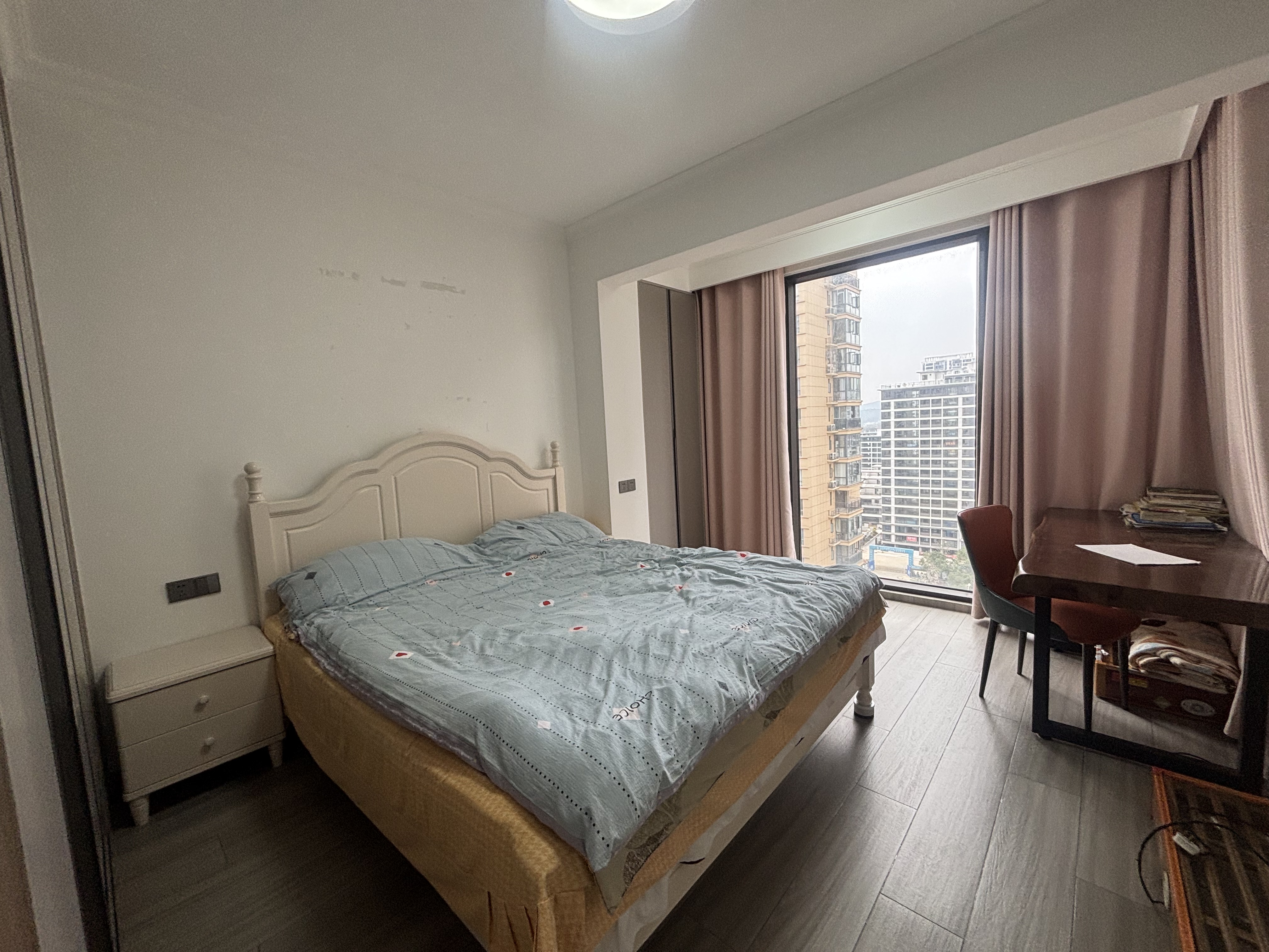 外国语对面同城上都精装修大三房，业主急售，看房方便，看房电话18307150819