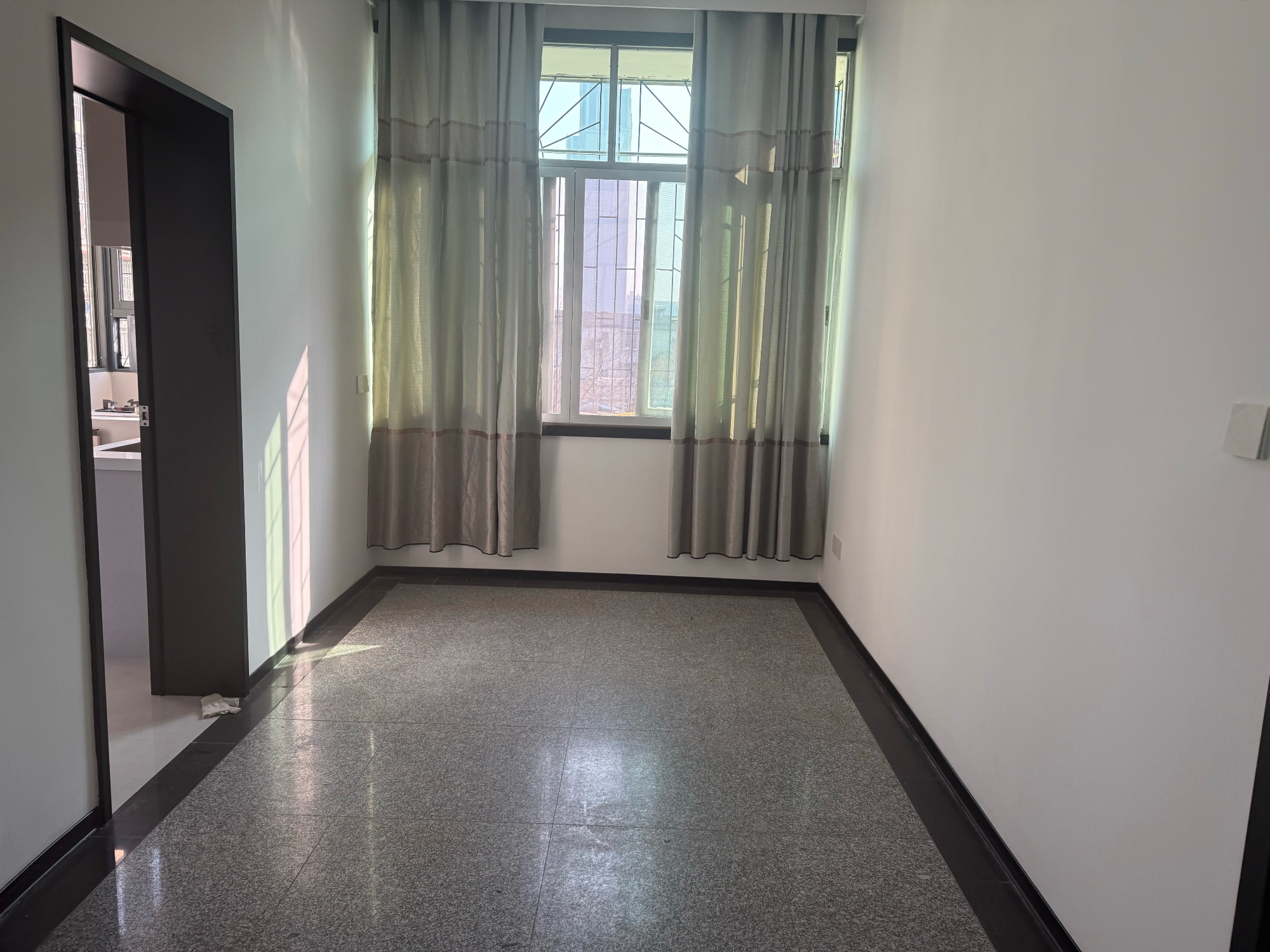 火车站小区·步梯四楼·两室两厅·好房出租1000/月