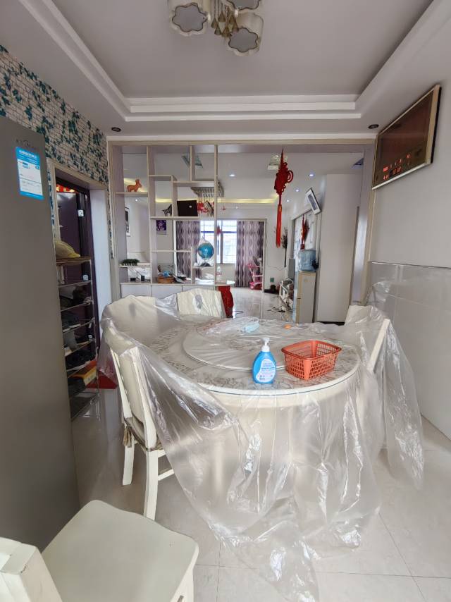 石油公司。131平，带一楼车库出售。证件满二