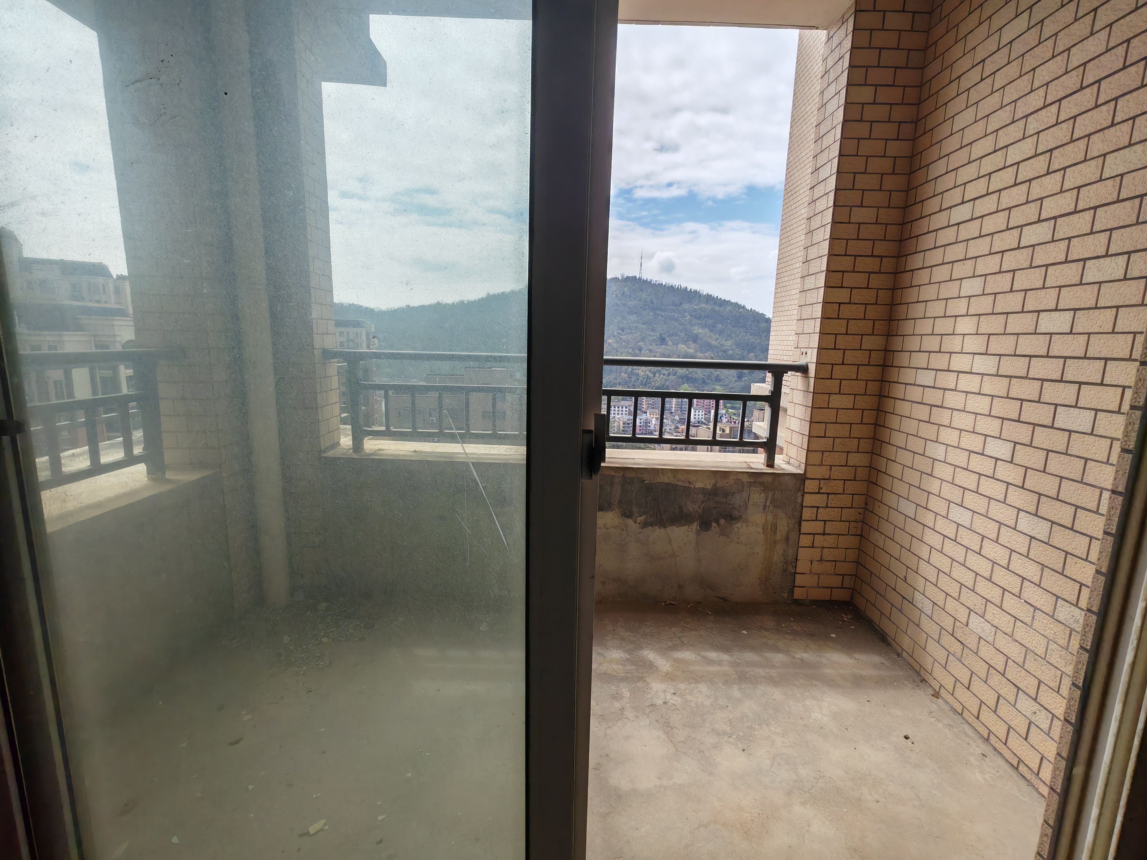 捡漏啦，塞纳河畔3345一平，三室两厅两卫，业主诚意出售