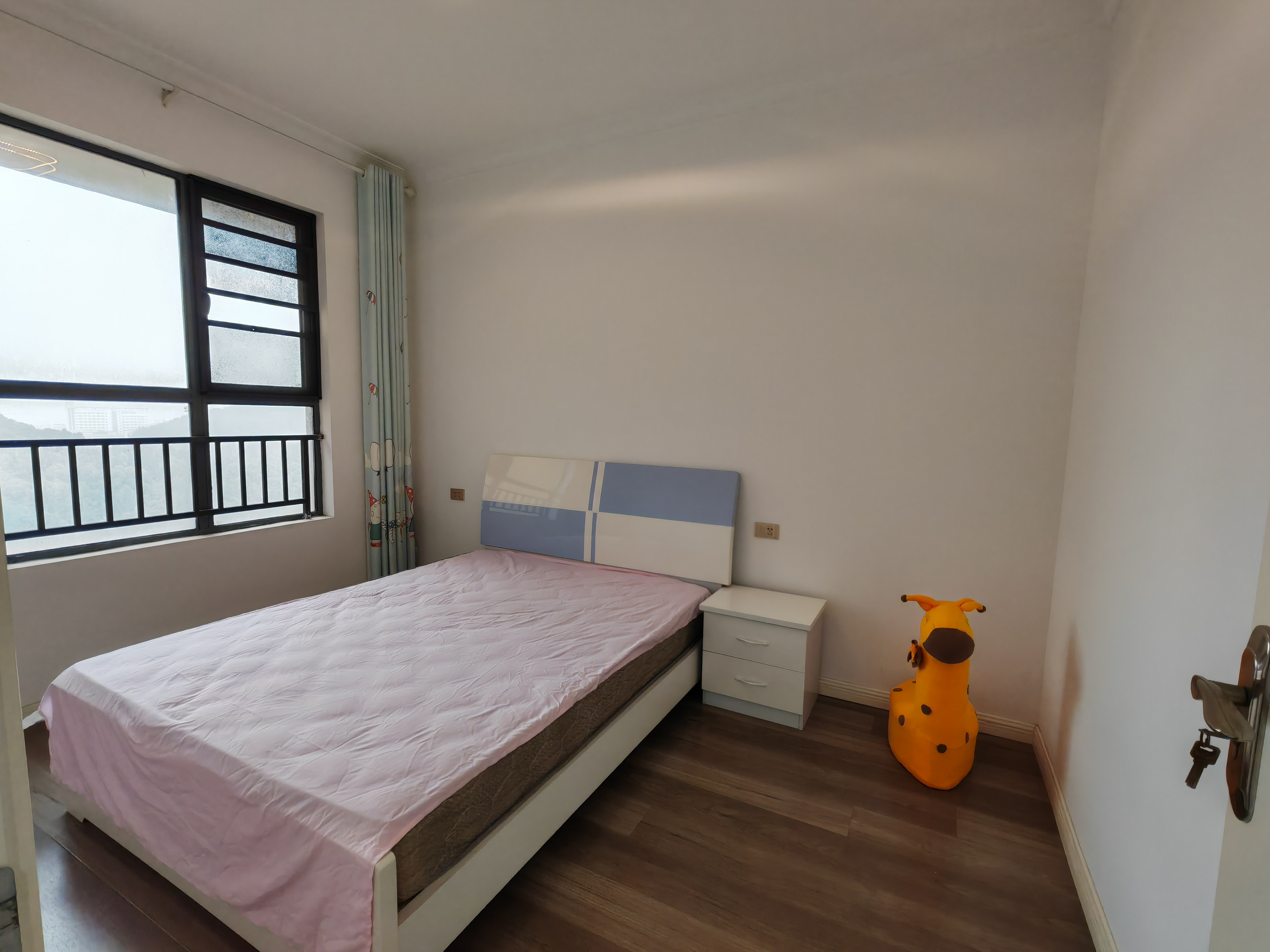 鹏成新都汇四室两厅两卫，婚房装修，9.9成新，诚意出售有钥匙看房，看房电话183071500819