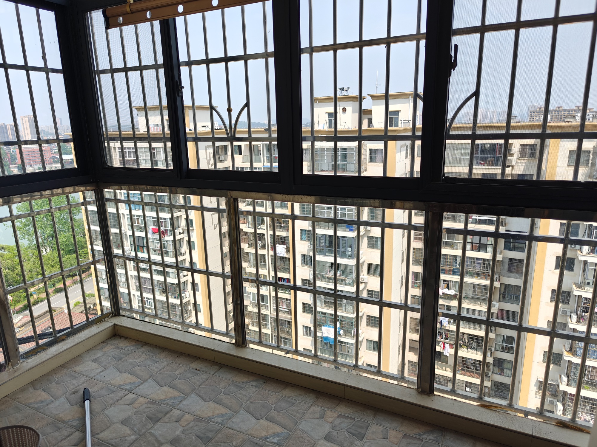 润园·3室2厅·136平方·电梯房中层·带家电家私50万