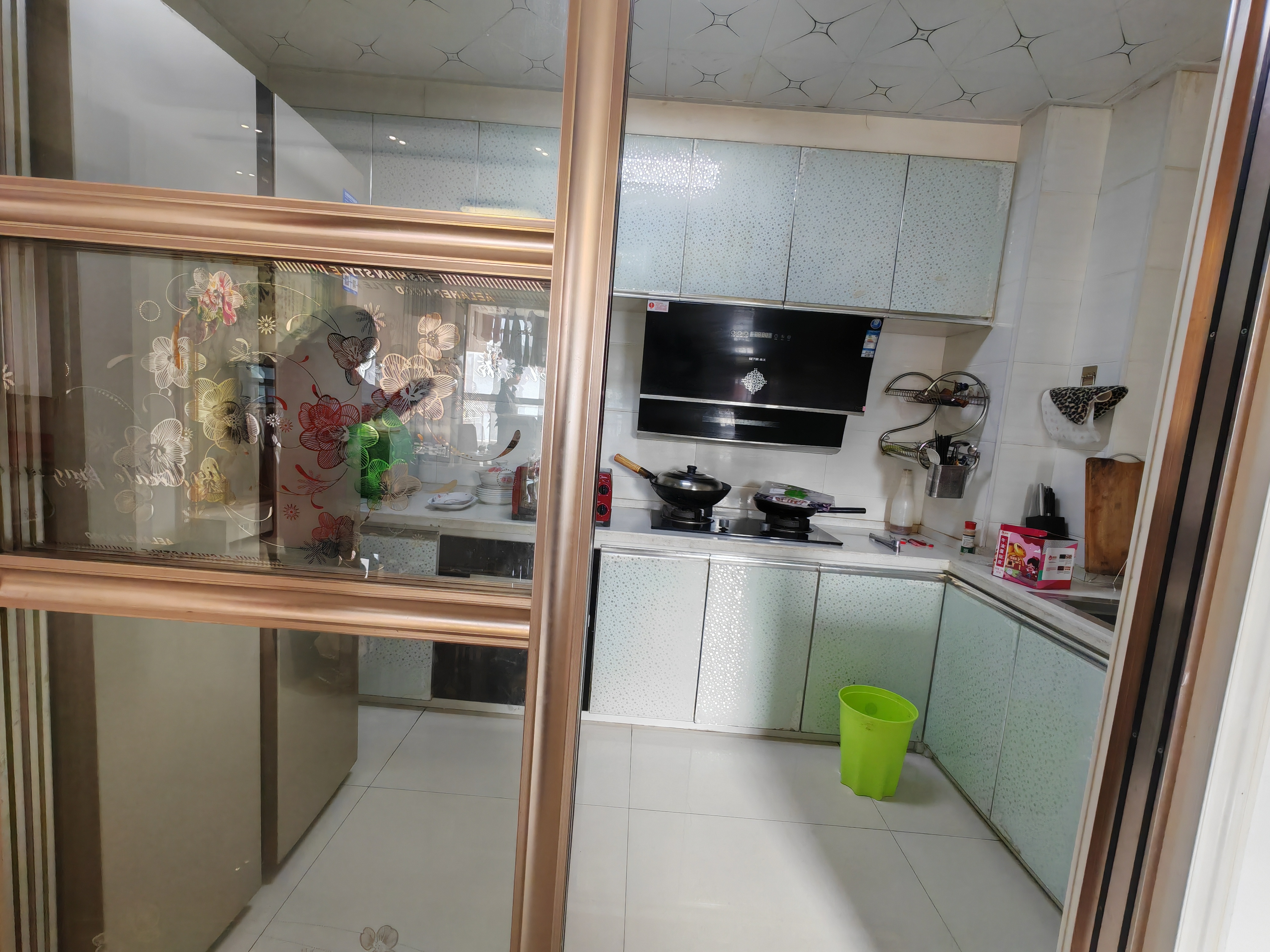 塞纳河畔1700包物业3室2厅配套齐全精装修电梯房，看房电话18307150819