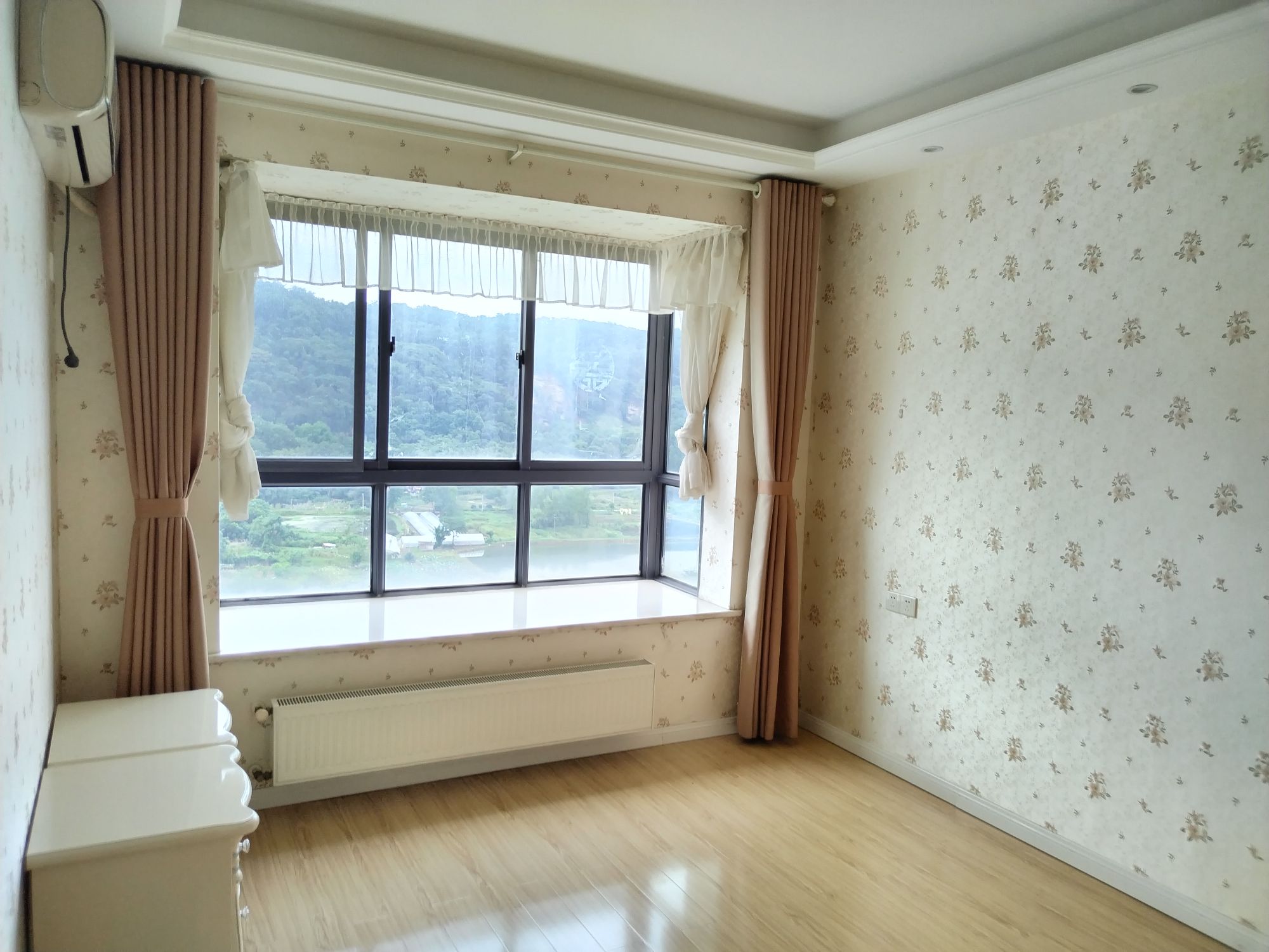 博园南郡·三房两厅两位·9成新·拎包入住报价：52万