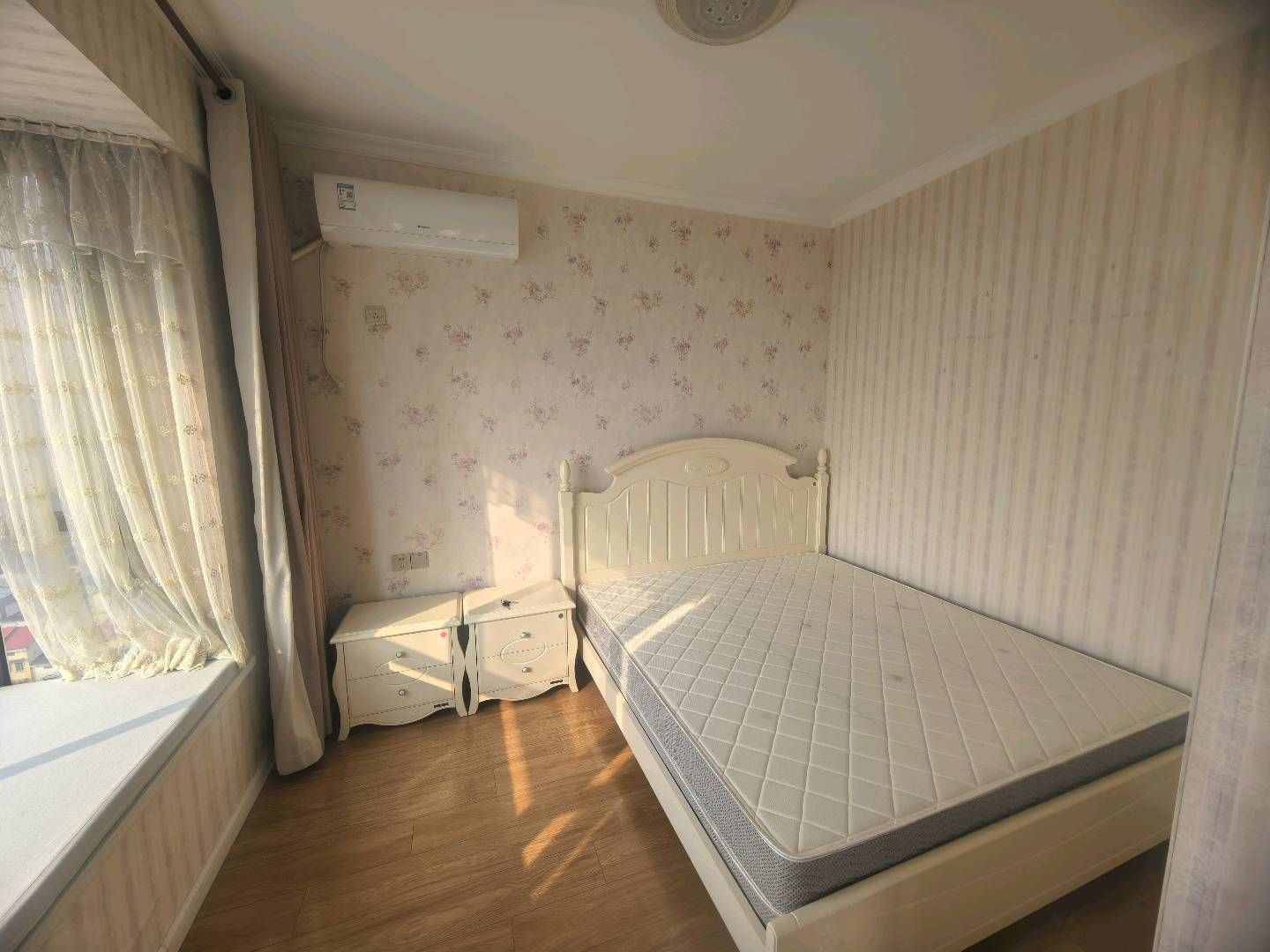 银轮新世界·精装修三室两厅·出租2000/月