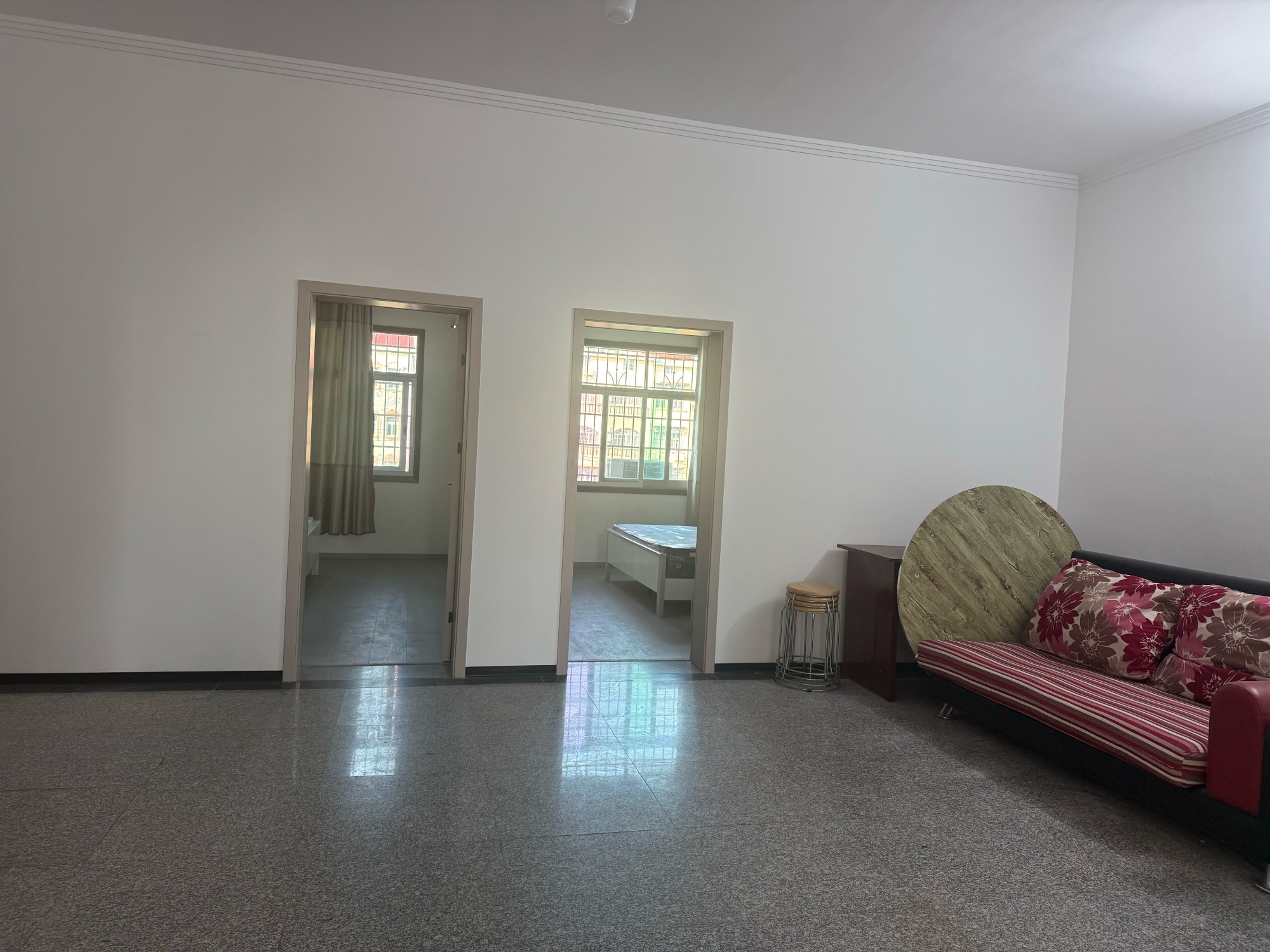 火车站小区·步梯四楼·两室两厅·好房出租1000/月