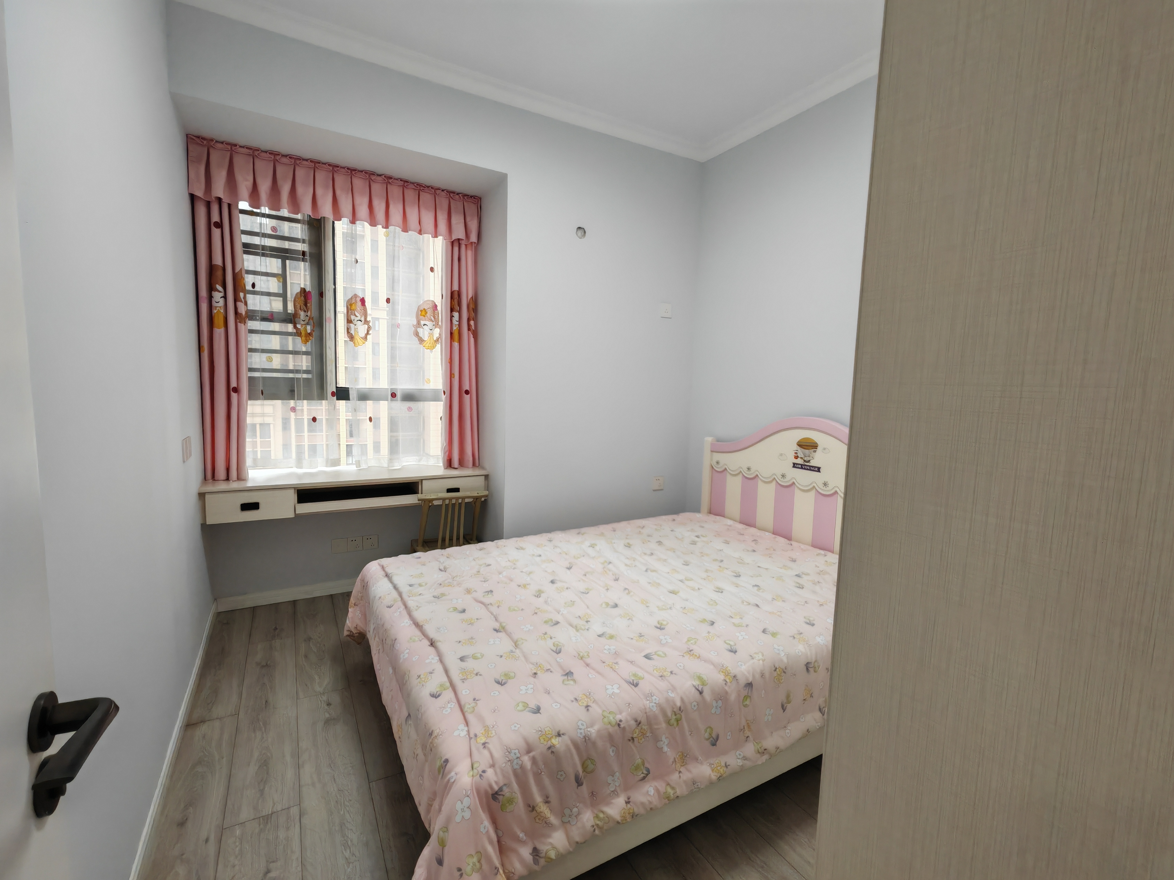 高铁站附近高铁明珠三室两厅两卫，坐北朝南户型，可做婚房，看房电话18307150819